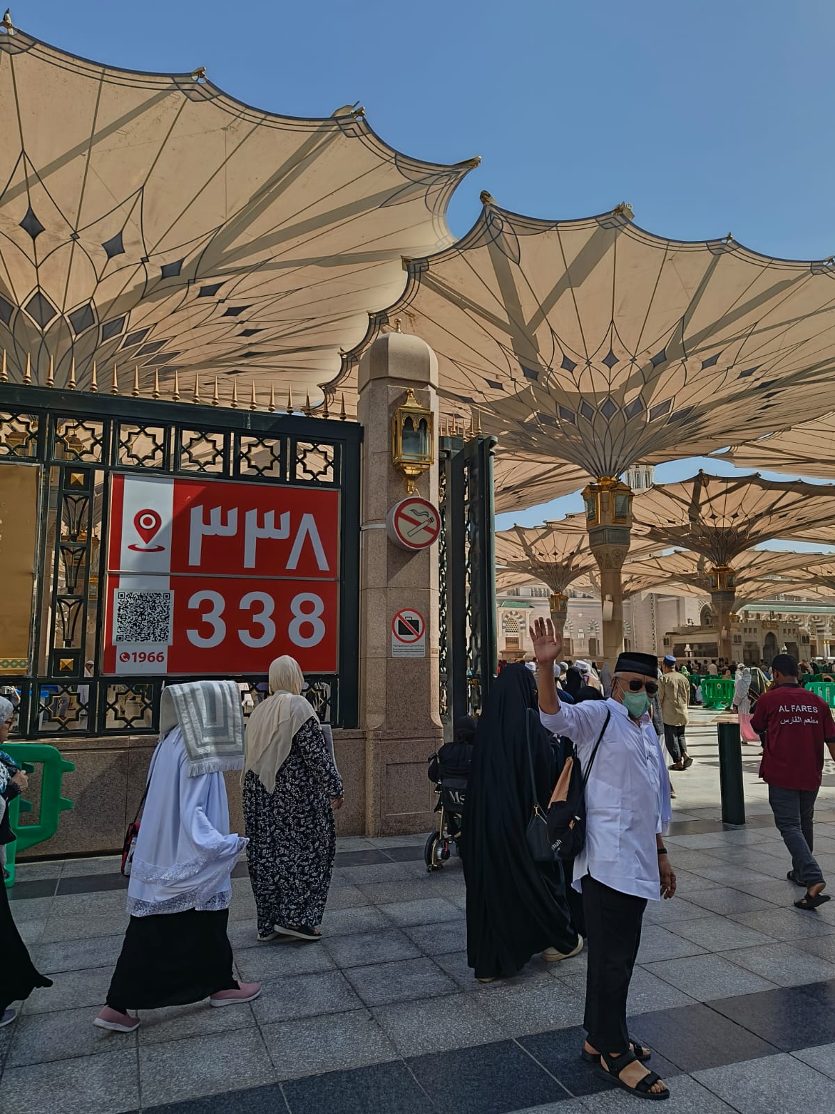 MASJID NABAWI: Di pintu 338 ini jadi tempat bertemu jemaah agar tidak terpisah. (DOK PRIBADI)