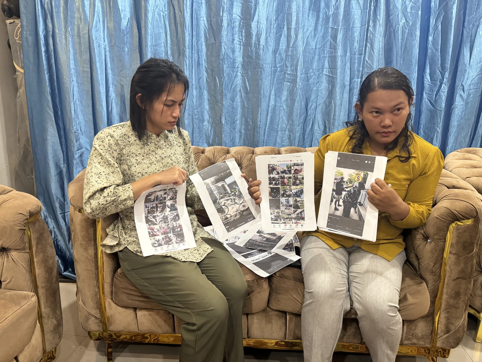TUNJUKKAN USAHA RENTAL: Istri dan keluarga Daniel Costa menunjukkan usaha rental dan jual beli mobil yang dianggap bukan pencucian uang dari narkotika, Senin (7/7). (SEPTIAN ASMADI/HRK)