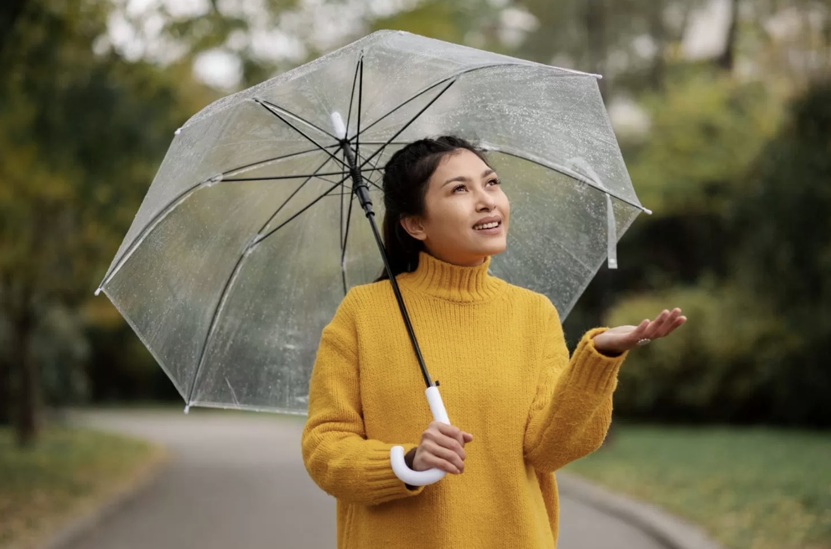 Ilustrasi cara menjaga diri dari flu dan pilek di musim hujan. (Freepik)
