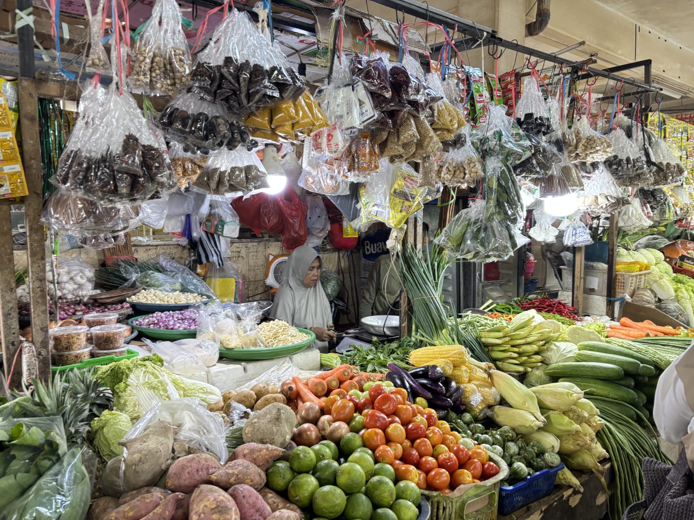 PENGARUHI INFLASI: Meningkatnya pasokan sayuran dari petani lokal maupun luar daerah menyebabkan harga sayur mengalami penurunan. (IZZA/BP)