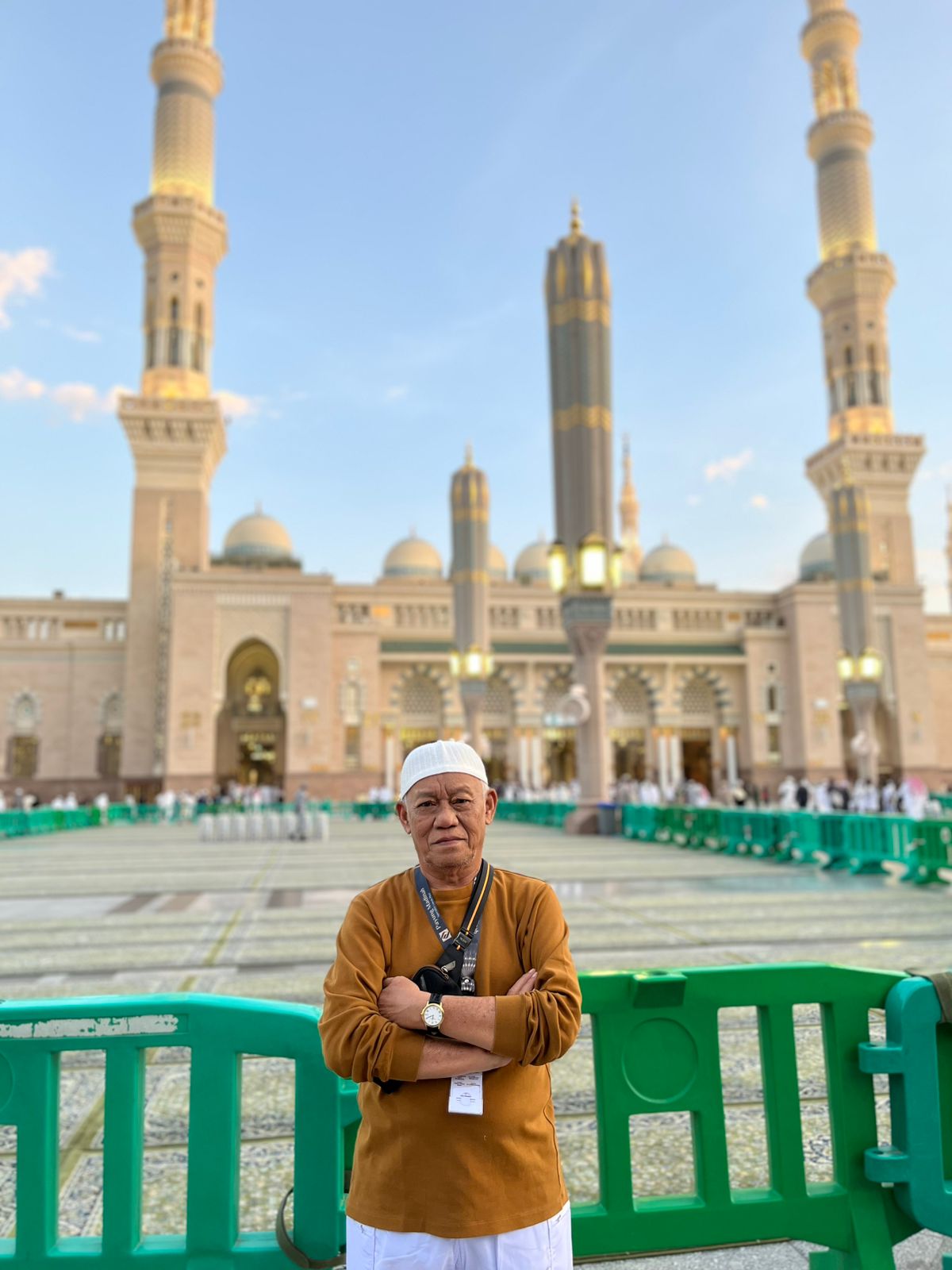 DI MADINAH: Penulis ketika berada di kawasan Jabal Uhud dan berpose di pintu utama masjid Nabawi di Madinah. (DOK PRIBADI)
