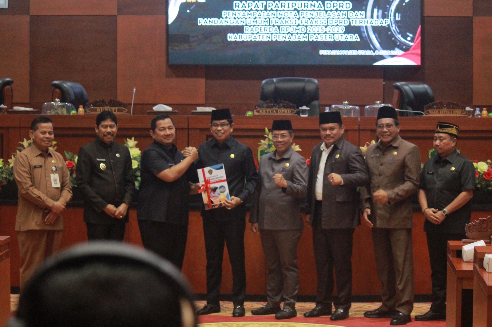 NOTA PENJELASAN: Bupati PPU Mudyat Noor (tiga kiri) menyerahkan dokumen KUA dan PPAS 2026, setelah sebelumnya menyerahkan Nota Penjelasan Raperda RPJMD kepada Ketua DPRD PPU Raup Muin.(DISKOMINFO PPU)
