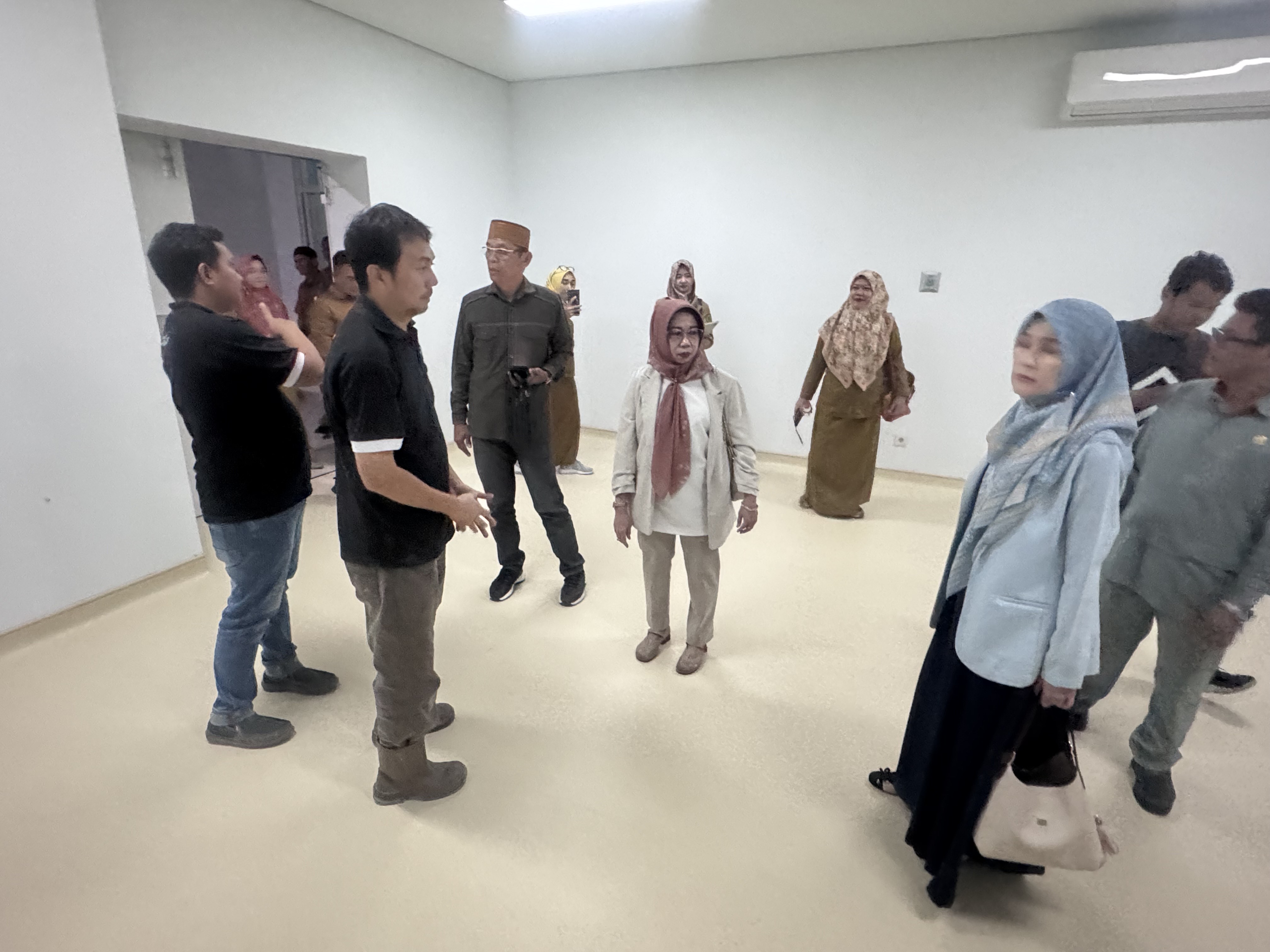 SIDAK: Komisi I DPRD Berau bersama PPK RSUD Baru, juga Kepala Dinas Kesehatan Lamlay Sarie, melakukan pemeriksaan kondisi bangunan RSUD yang telah rampung tahap I. (DAYAT/BP)