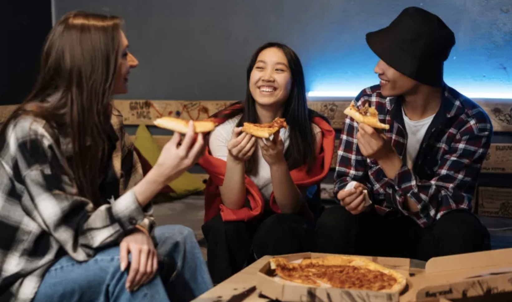 Tiga orang yang sedang makan pizza bersama. (Pixels)