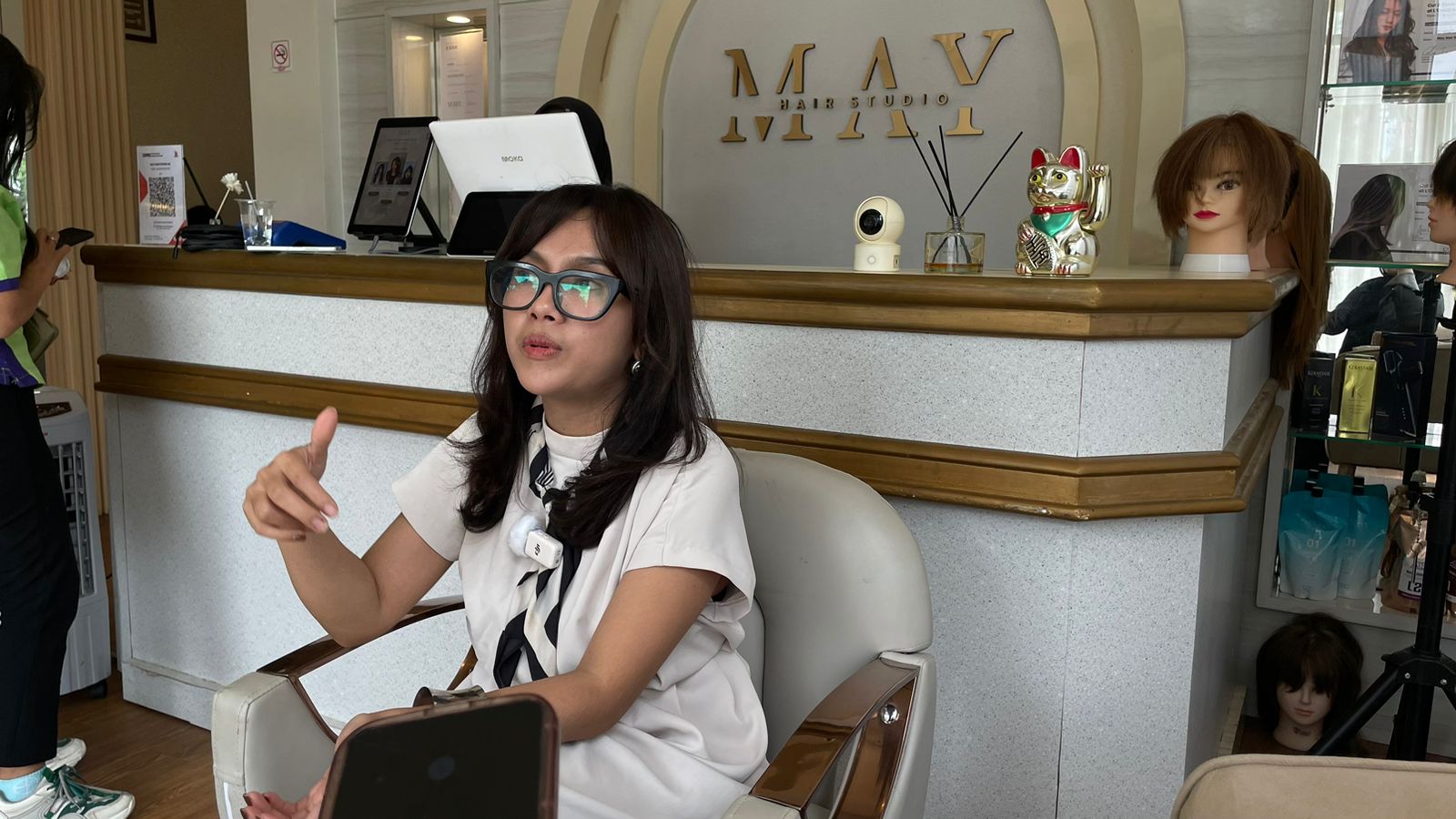 Pemilik May Hair Studio, Mayanda saat memberikan tips merawat kulit kepala eksim akibat pewarnaan rambut. (NADYA ZAHIRA/BERAU POST)