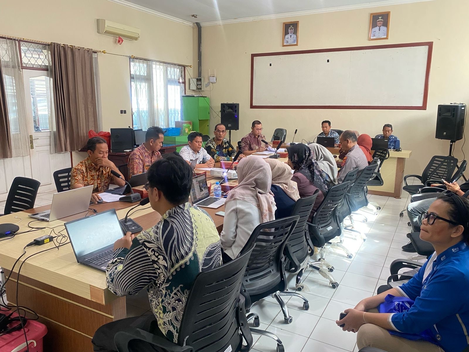 RAPAT DOKUMEN LINGKUNGAN: DLHK Berau saat rapat bersama dengan pihak swasta, membahas dokumen lingkungan yang harus dipenuhi untuk mendirikan rumah sakit swasta tipe D di Berau. (DLHK BERAU UNTUK BP)
