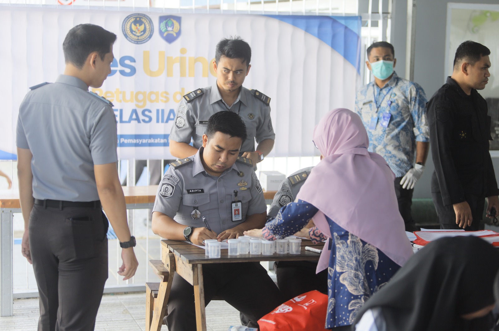 TES URINE: Pegawai dan warga binaan Lapas Tarakan dilakukan tes urine, Selasa (8/7) lalu. (LAPAS TARAKAN UNTUK HRK)