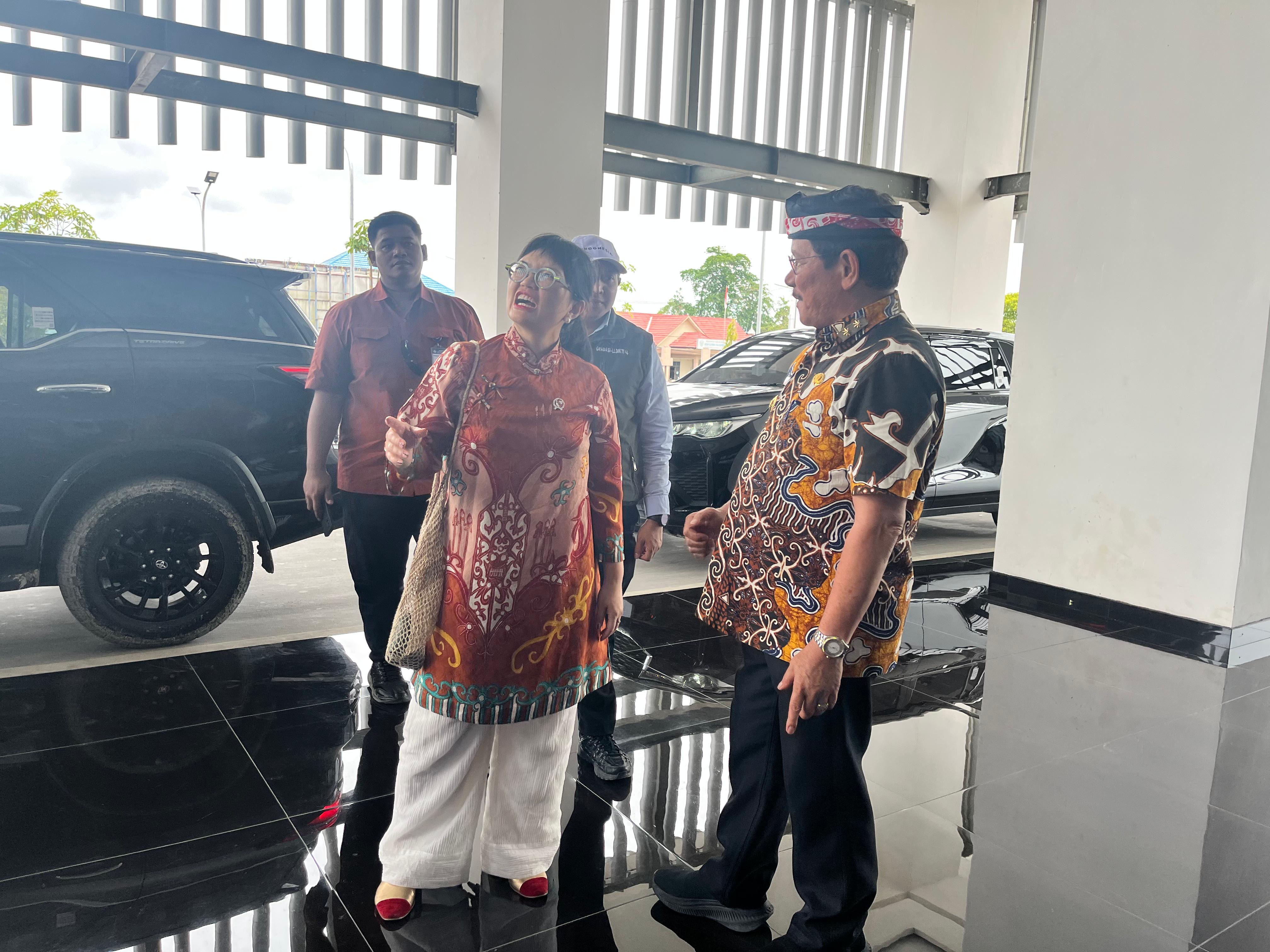 KUNJUNGAN: Wakil Menteri Pendidikan Tinggi, Riset, dan Teknologi (Wamendikbudristek) Prof. Stella Christie, A.B., Ph.D., saat kunjungan ke Kalimantan Utara. (FAISAL/HRK)