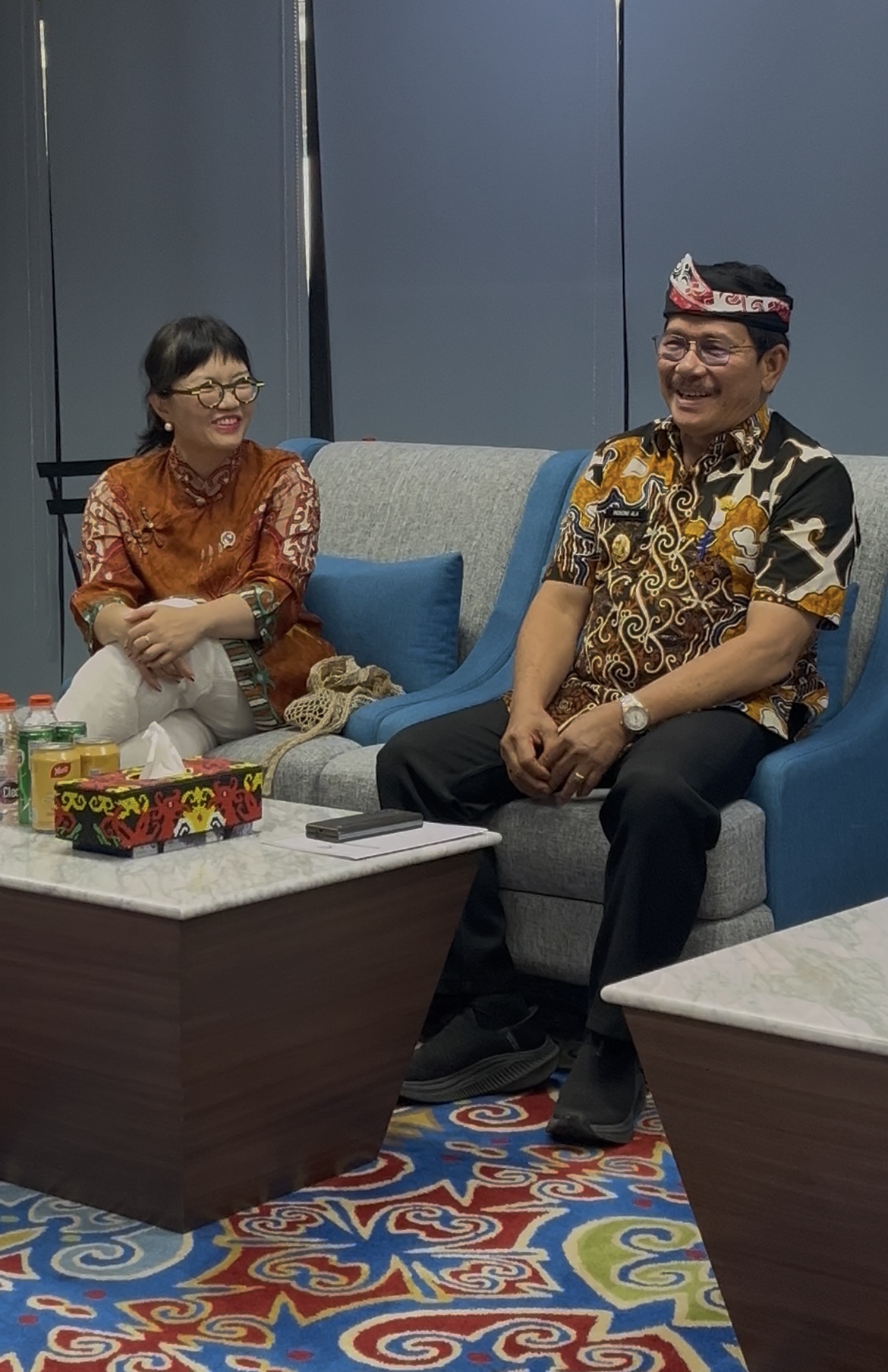 DISKUSI: Wamendikbudristek RI, Prof. Stella Christie, A.B., Ph.D. berbincang dengan Wakil Gubernur Kaltara Ingkong Ala, Jumat (11/7). (FAISAL/HRK)