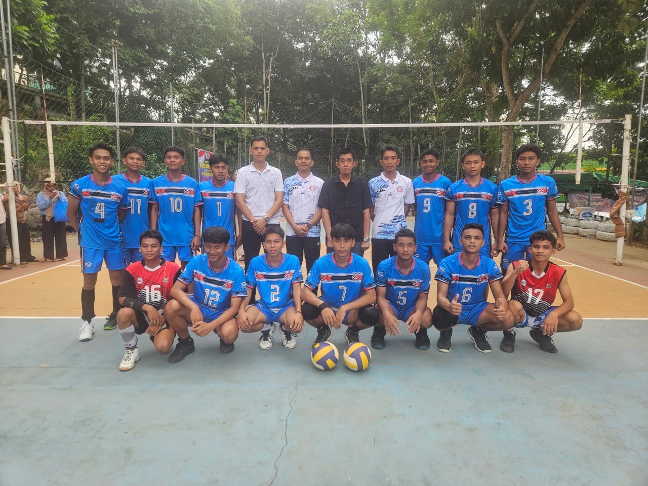 BERSIAP: Pemain Voli Putra U-17 Berau, tembus 8 besar kejuaraan voli Kaltim. (AGUS URIANSYAH UNTUK BERAU POST)