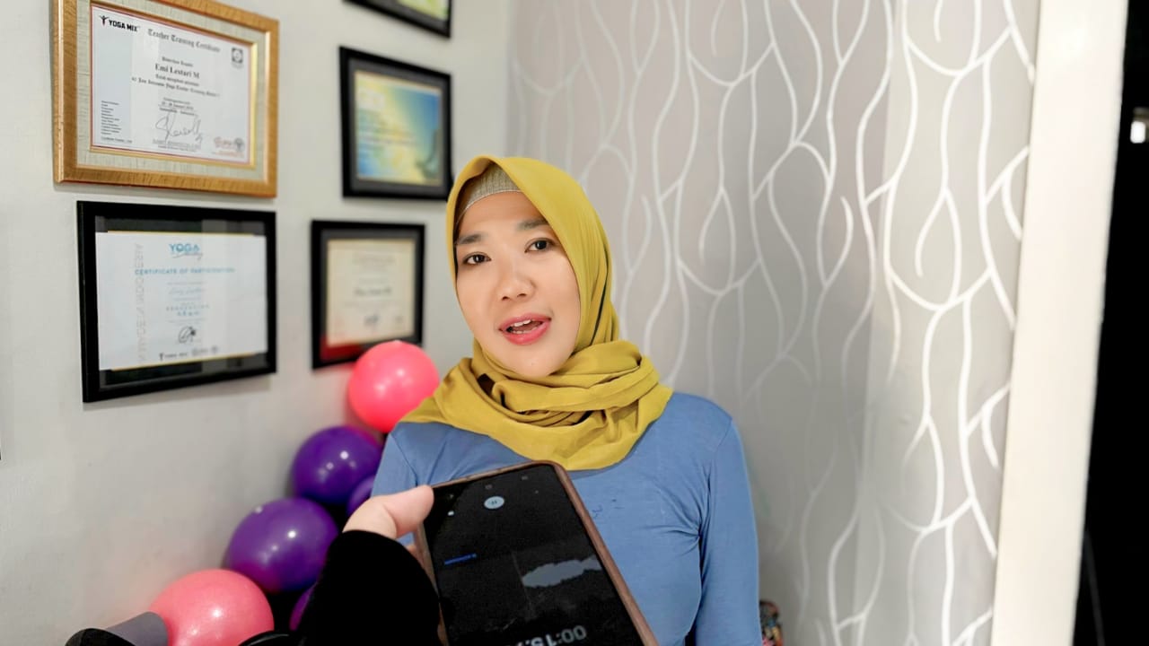 Guru Yoga sekaligus pendiri Emy Yoga House, Emy Lestari M, saat ditemui Berau Post, di Emy Yoga House, Tanjung Redeb, Jumat (11/7). (NADYA ZAHIRA/ BERAU POST)