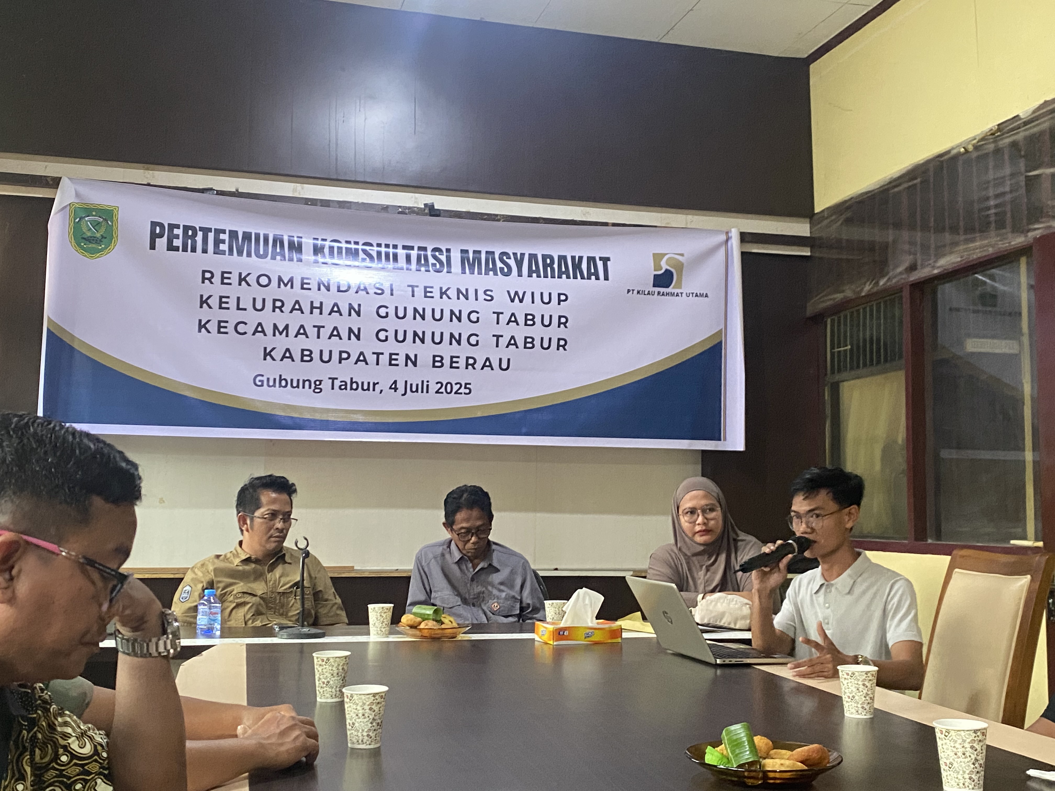 PERTEMUAN: PT KRU laksanakan PKM di 3 kelurahan terkait rencana eksplorasi penambangan pasir, guna memenuhi persyaratan administrasi yang dibutuhkan. (SENO/BP)