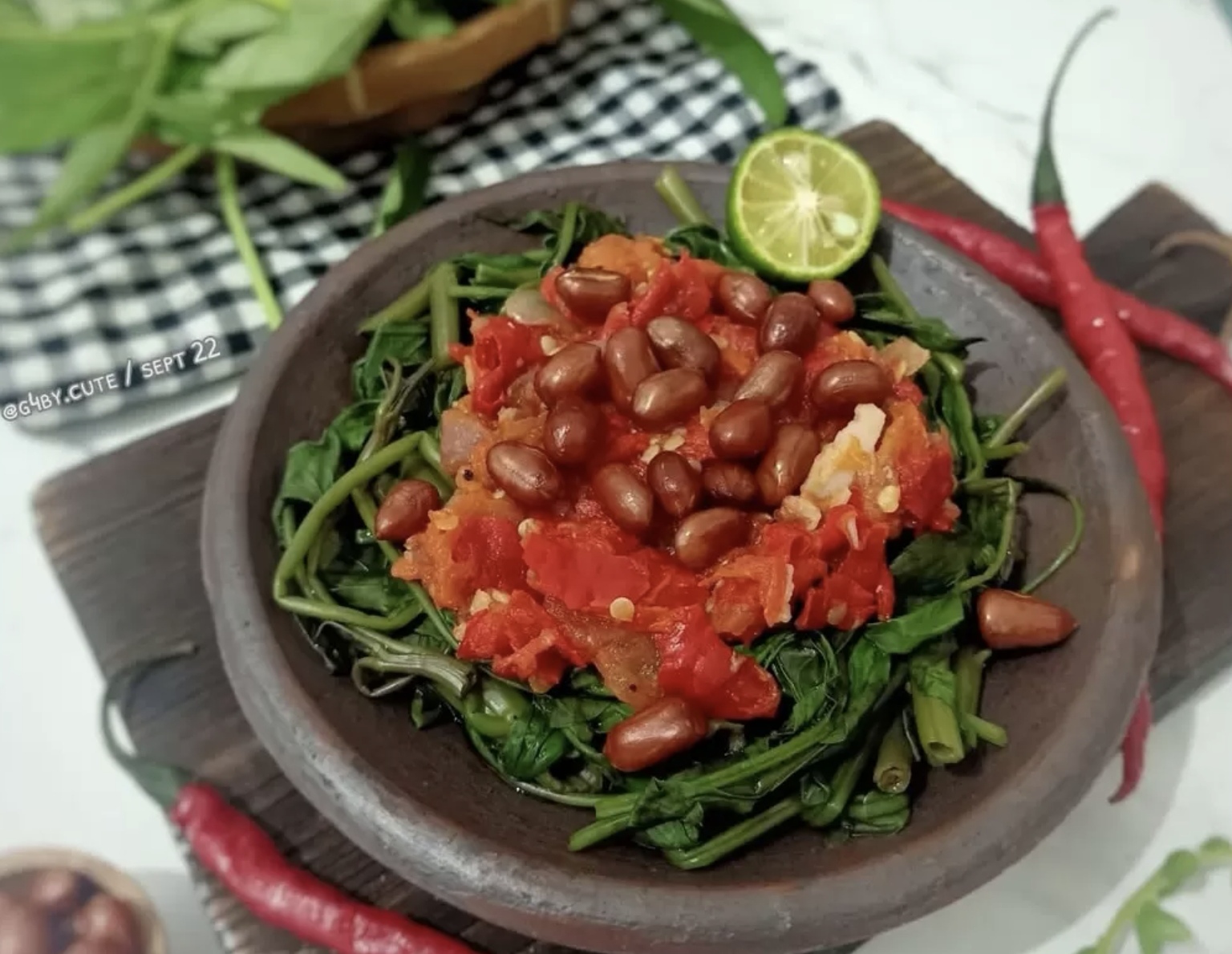 Plecing Kangkung (Instagram @g4by.cute)