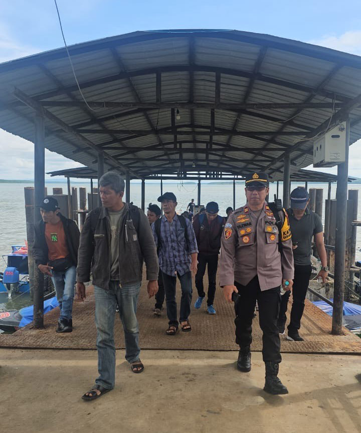 PMI ILEGAL: Personel KSKP Tarakan gagalkan upaya pengiriman calon pekerja migran illegal ke Malaysia. (POLRES TARAKAN UNTUK HRK)