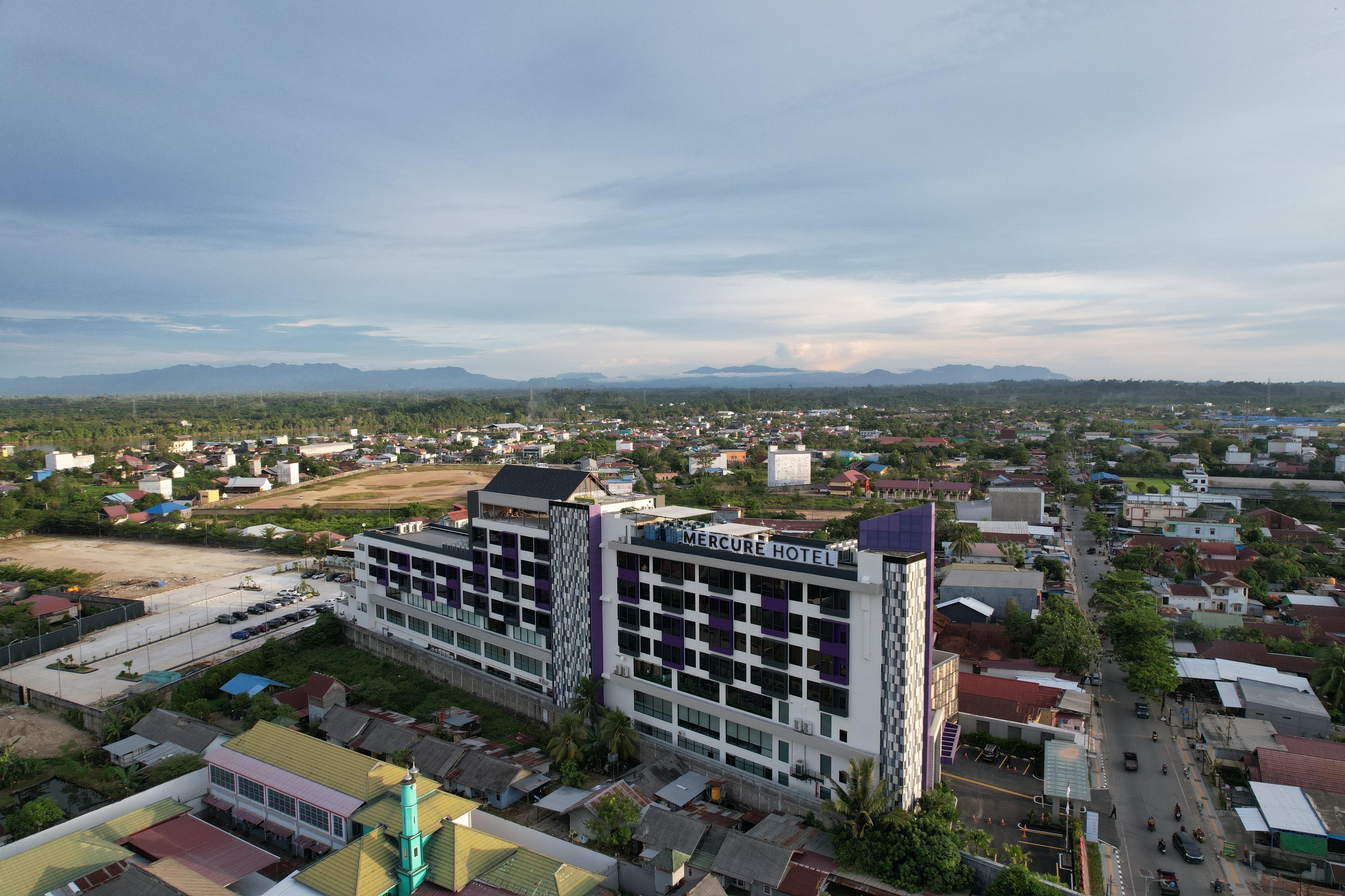 TRIAL STAY: Terletak di pusat kota, Hotel Mercure Berau mengusung konsep modern dengan sentuhan lokal, menjadi wajah baru perhotelan di Tanjung Redeb. (IZZA/BP)