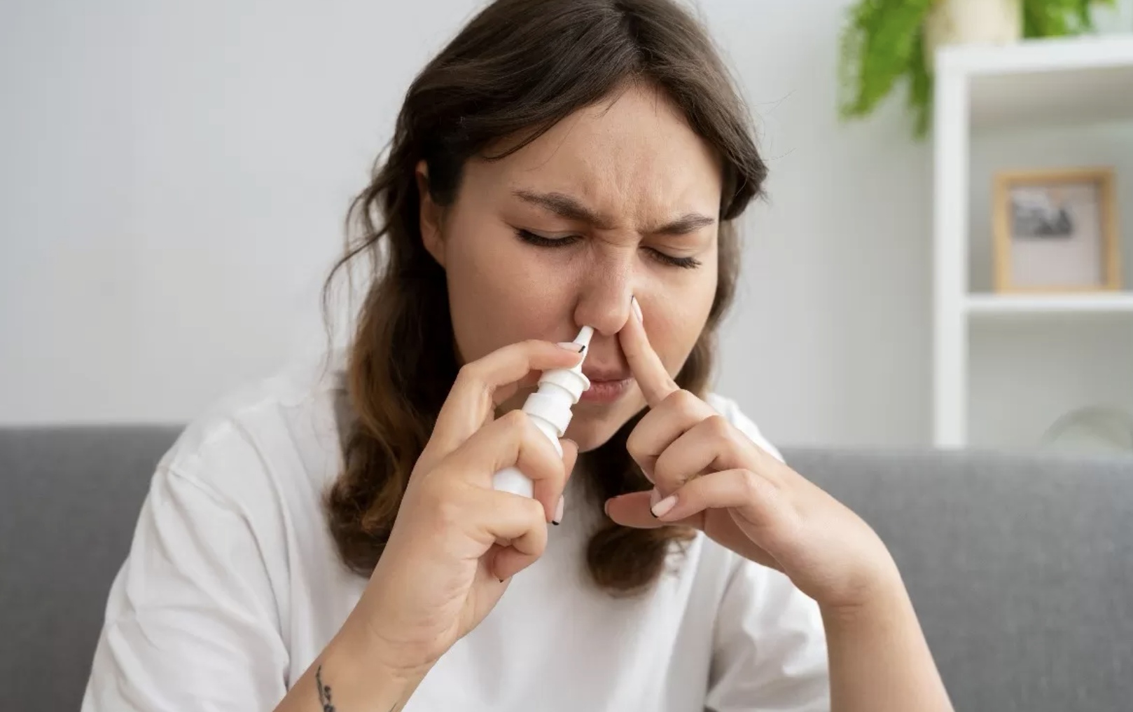 Menggunakan nasal spray adalah salah satu cara mengatasi alergi dingin tanpa obat (Freepik)