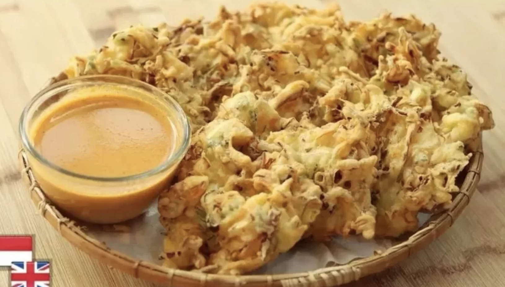 Bakwan sayur renyah ala Chef Devina Hermawan lengkap dengan sambal kacang gurih. (Devina Hermawan)