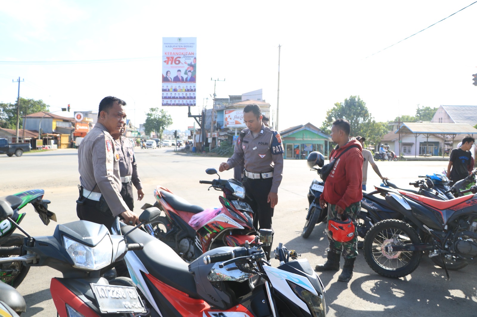 DITINDAK: Satlantas Polres Berau terus lakukan penertiban kendaraan yang tak sesuai aturan. (ARTA KUSUMA YUNANDA/BP)