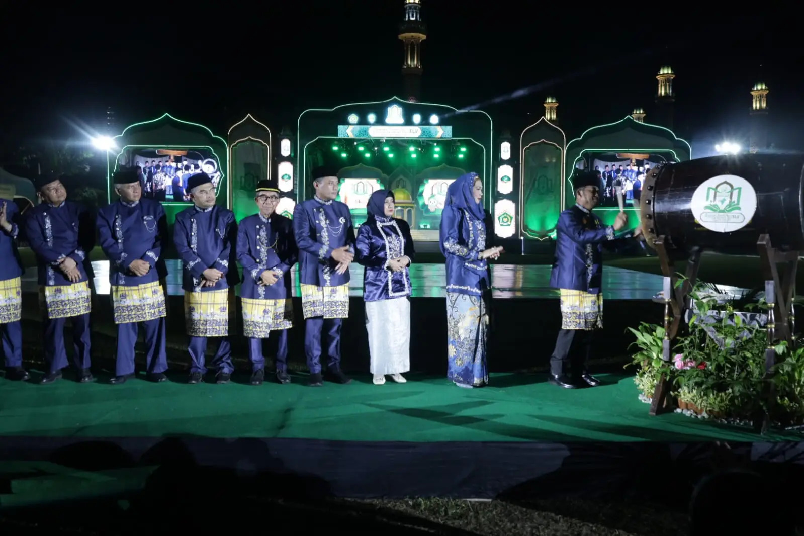 CINTA ALQURAN: Gubernur Harum saat memukul beduk sebagai tanda dimulainya MTQ ke-45 tingkat Kaltim. (DISKOMINFO KALTIM UNTUK BERAU POST)