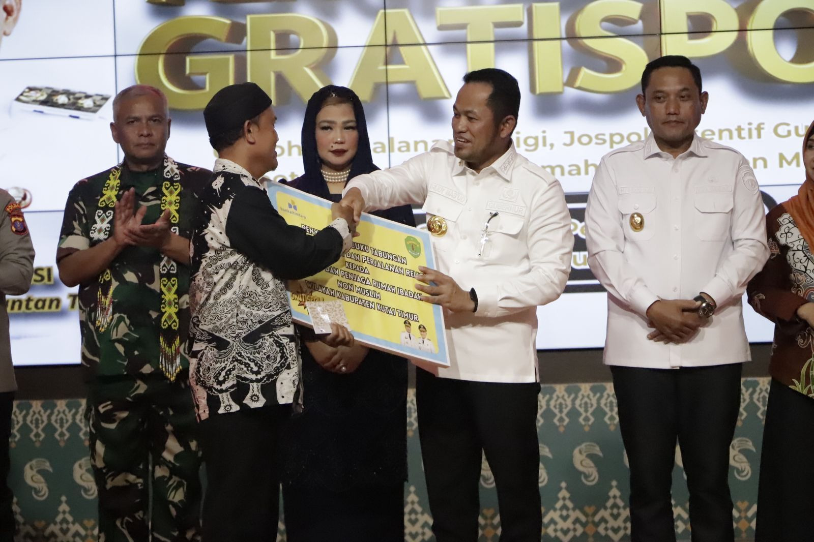 PENGHARGAAN: Gubernur Harum saat menyerahan secara simbolis berbagai bentuk penghargaan dan bantuan melalui program unggulan Gratispol dan Jospol di Kabupaten Kutai Timur. (DISKOMINFO KALTIM UNTUK BP)