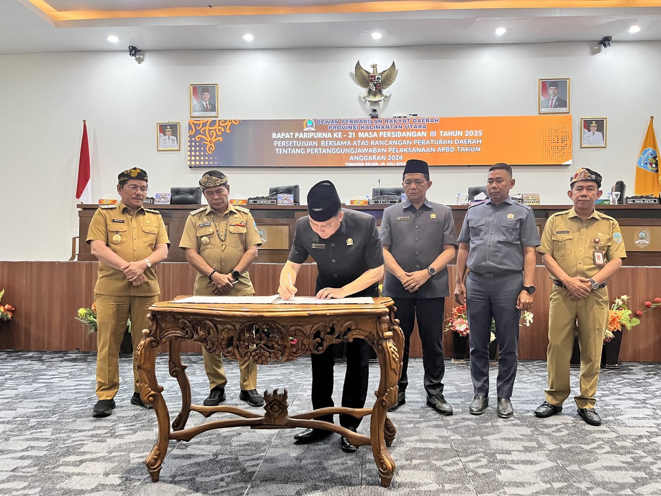 DITANDATANGANI: DPRD dan Pemprov Kaltara menyetujui pertanggungjawaban APBD Kaltara 2024 saat paripurna yang terlaksana di Gedung DPRD Kaltara, Senin (14/7). (FAISAL/HRK)