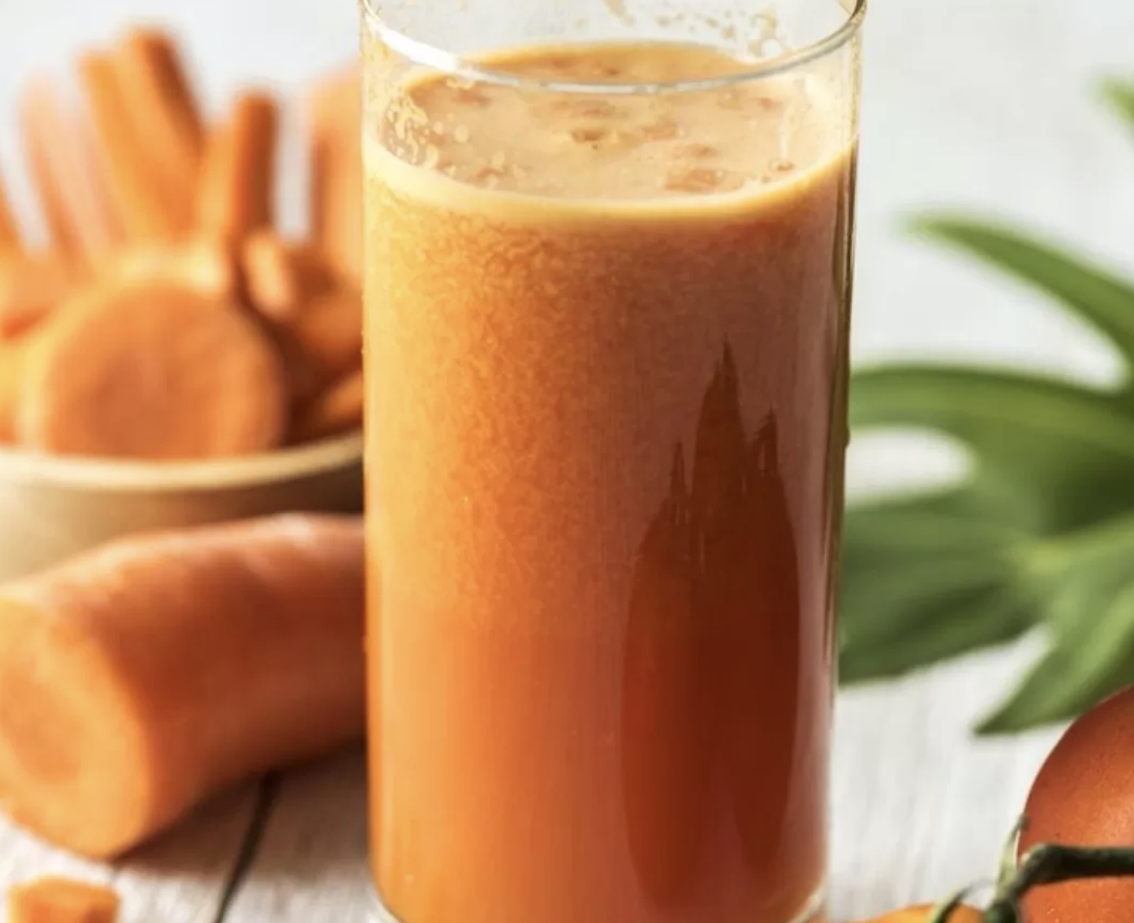 Jus wortel dan tomat bantu diet sehat, bikin kenyang lebih lama, detoks alami, dan cerahkan kulit. (Pinterest/Nick Meickle)