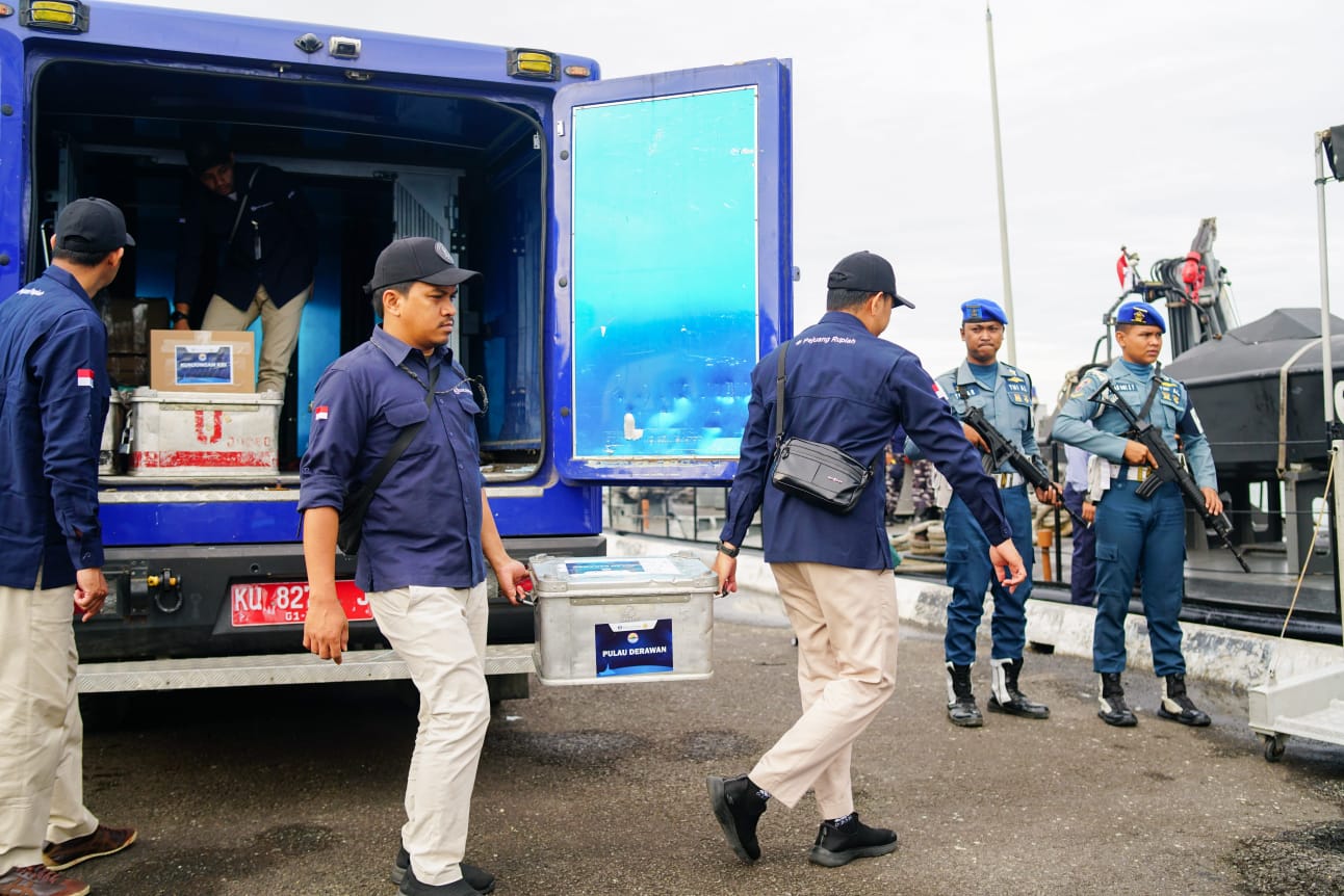 DISTRIBUSI RUPIAH: Uang Rupiah dibawa dari KPwBI Kaltara ke KRI Singa 651, Selasa (15/7). (SEPTIAN ASMADI/HRK)