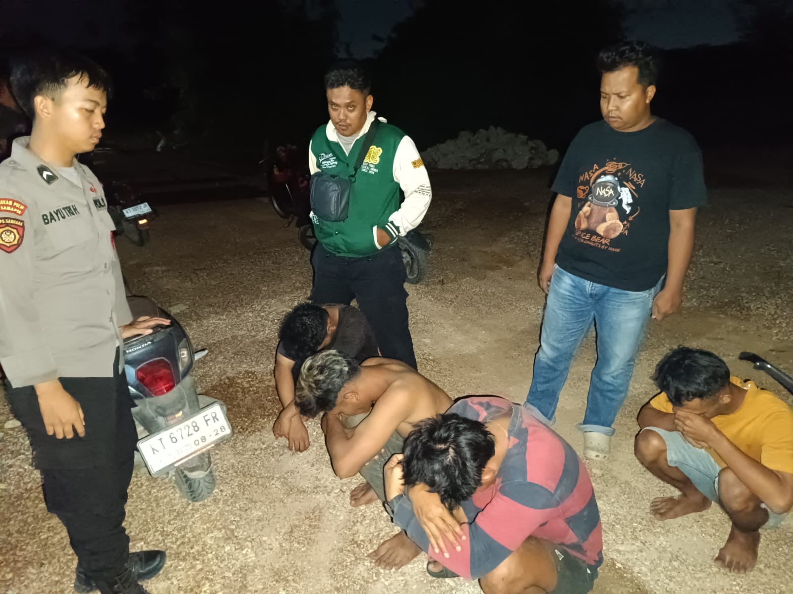 DITANGKAP: Empat pelaku pencurian berhasil diamankan Polsek Sambaliung kemarin. (ARTA KUSUMA YUNANDA/BP)