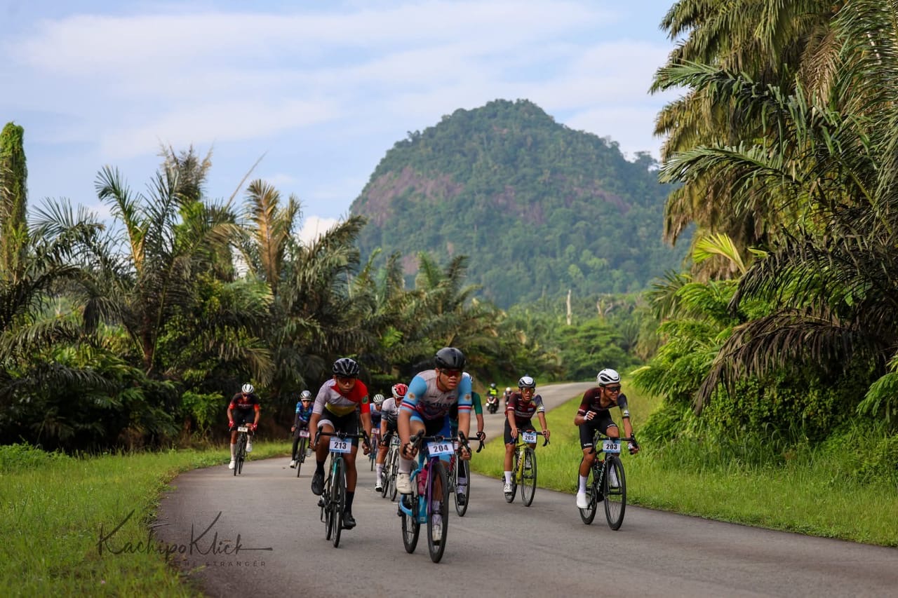 RAIH JUARA: Muhammad Irfan, berhasil mencuri perhatian di ajang internasional Tawau Road Race 2025 yang digelar di Sabah, Malaysia, Minggu (13/7) lalu. (YUDI RIZAL UNTUK BERAU POST)