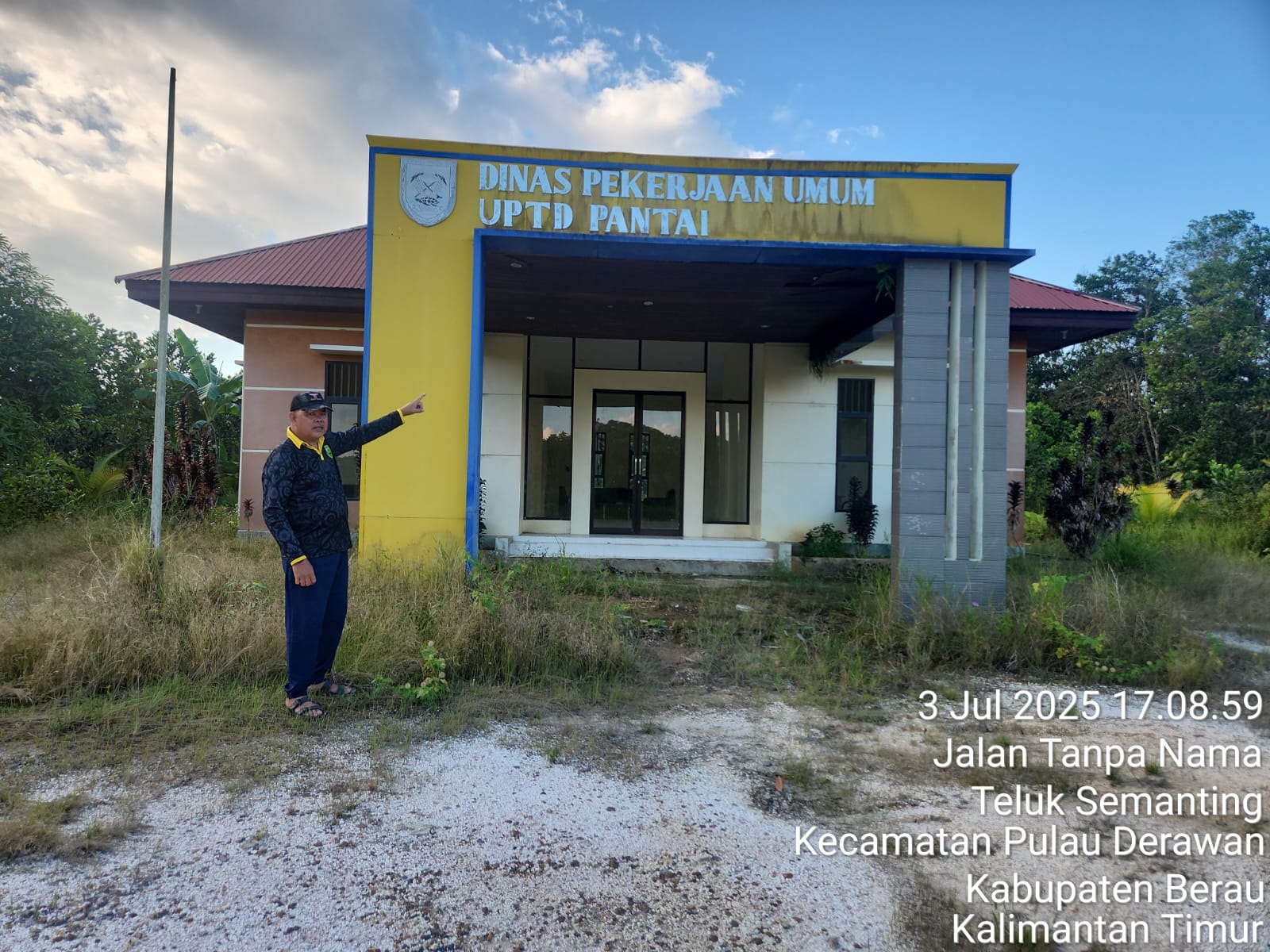 KUNJUNGAN KERJA: Ketua Komisi III DPRD Berau, Liliansyah, saat mengecek gedung DPUPR UPTD Pantai di Kampung Teluk Semanting, Pulau Derawan. (LILIANSYAH UNTUK BERAU POST)