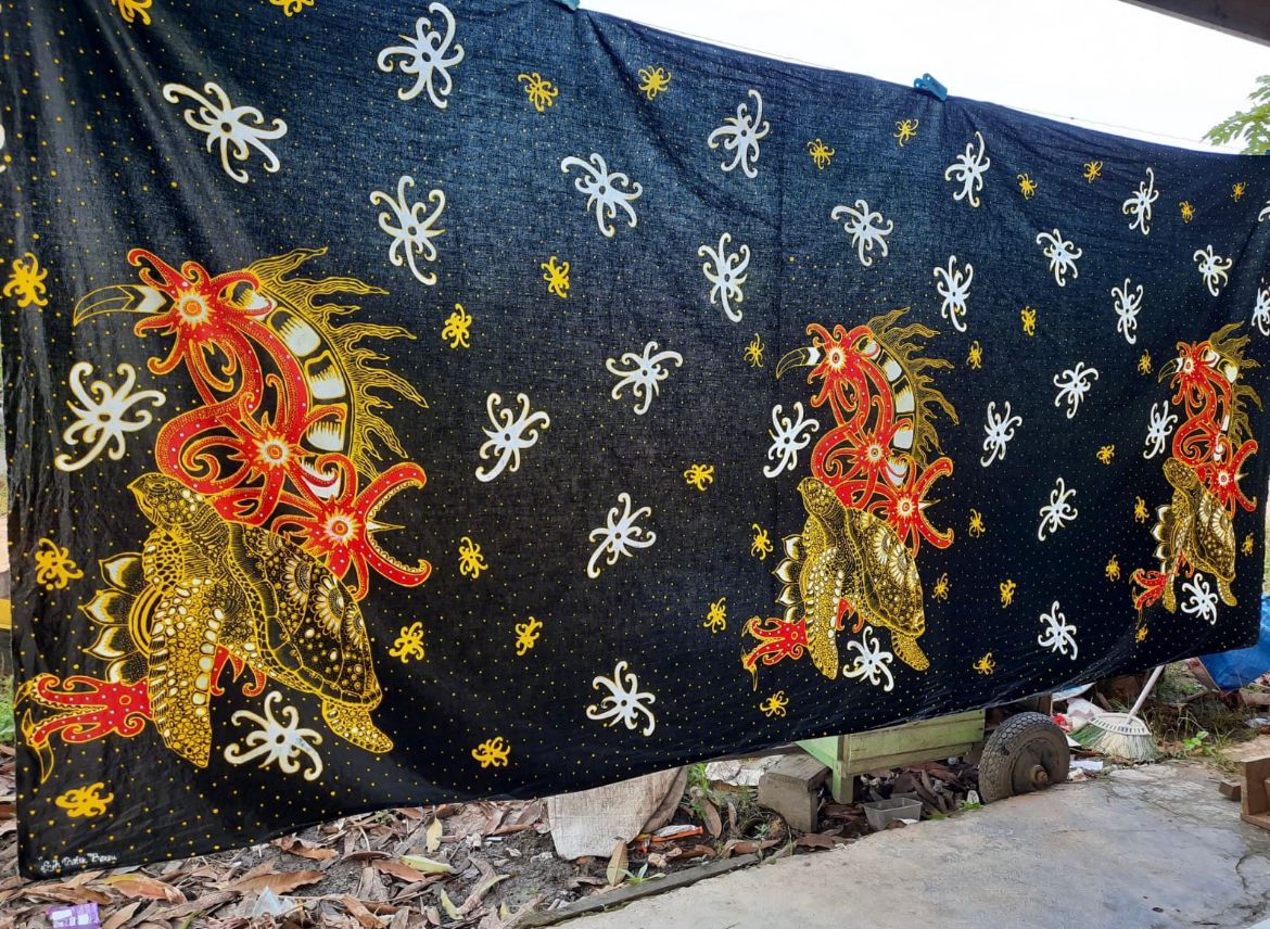Salah satu batik tulis Berau milik Mosho Batik, dengan Motif Singa Lela dan Penyu Hijau melambangkan ciri khas Berau. (NADYA ZAHIRA/BERAU POST)