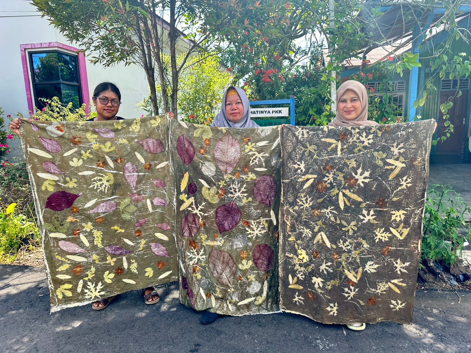 salah satu batik eco print milik Rumah Batik Berau, saat ditemui Berau Post, Rabu (16/7). (NADYA ZAHIRA/BERAU POST)