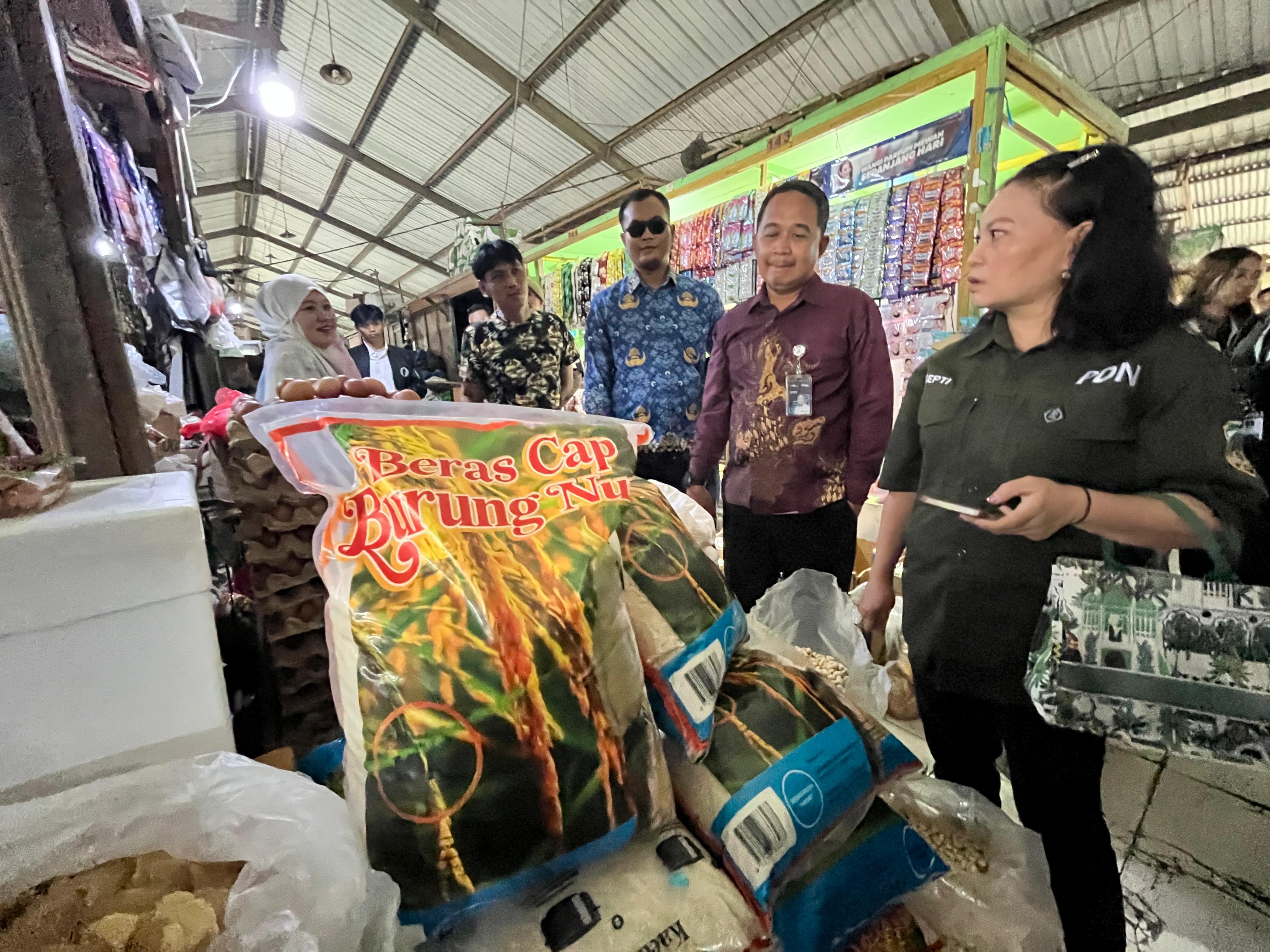 SIDAK: Disperindagkop UKM Kaltara melaksanakan sidak ke pasar, menemukan beras impor ilegal. (FAISAL/HRK)