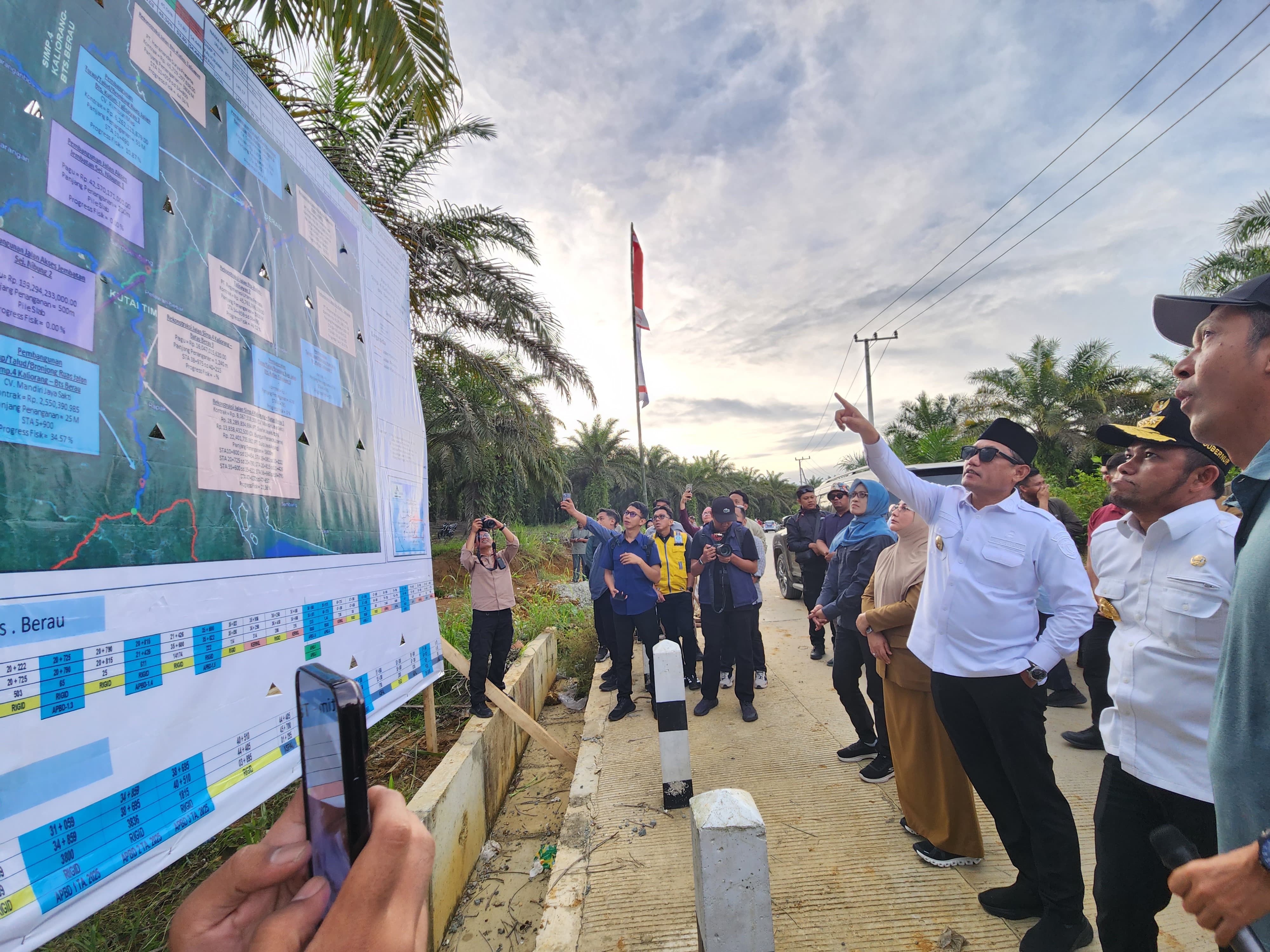 DIBANGUN BERTAHAP: Pemprov Kaltim laksanakan peningkatan infrastruktur jalan provinsi di sejumlah titik di Kabupaten Berau. (SENO/BP)