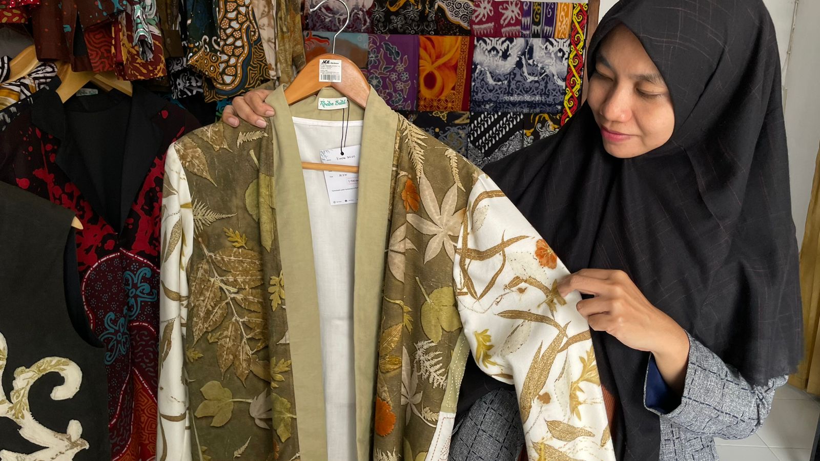 Pemilik Rumah Batik Berau, Roly Elvanali saat menunjukkan salah satu contoh hasil eco print milik Rumah Batik Berau kepada Berau Post, Rabu (16/7). (NADYA ZAHIRA/BERAU POST)