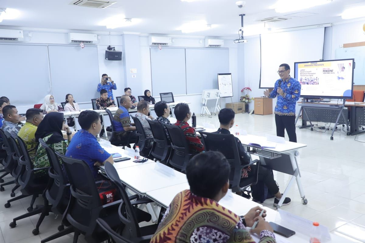 NARASUMBER: Kepala Diskominfo Kaltim Muhammad Faisal saat menjadi narasumber di Pelatihan Pelayanan Publik Berbasis IT Angkatan I bagi ASN di lingkungan Pemprov Kaltim. (DISKOMINFO KALTIM UNTUK BP)