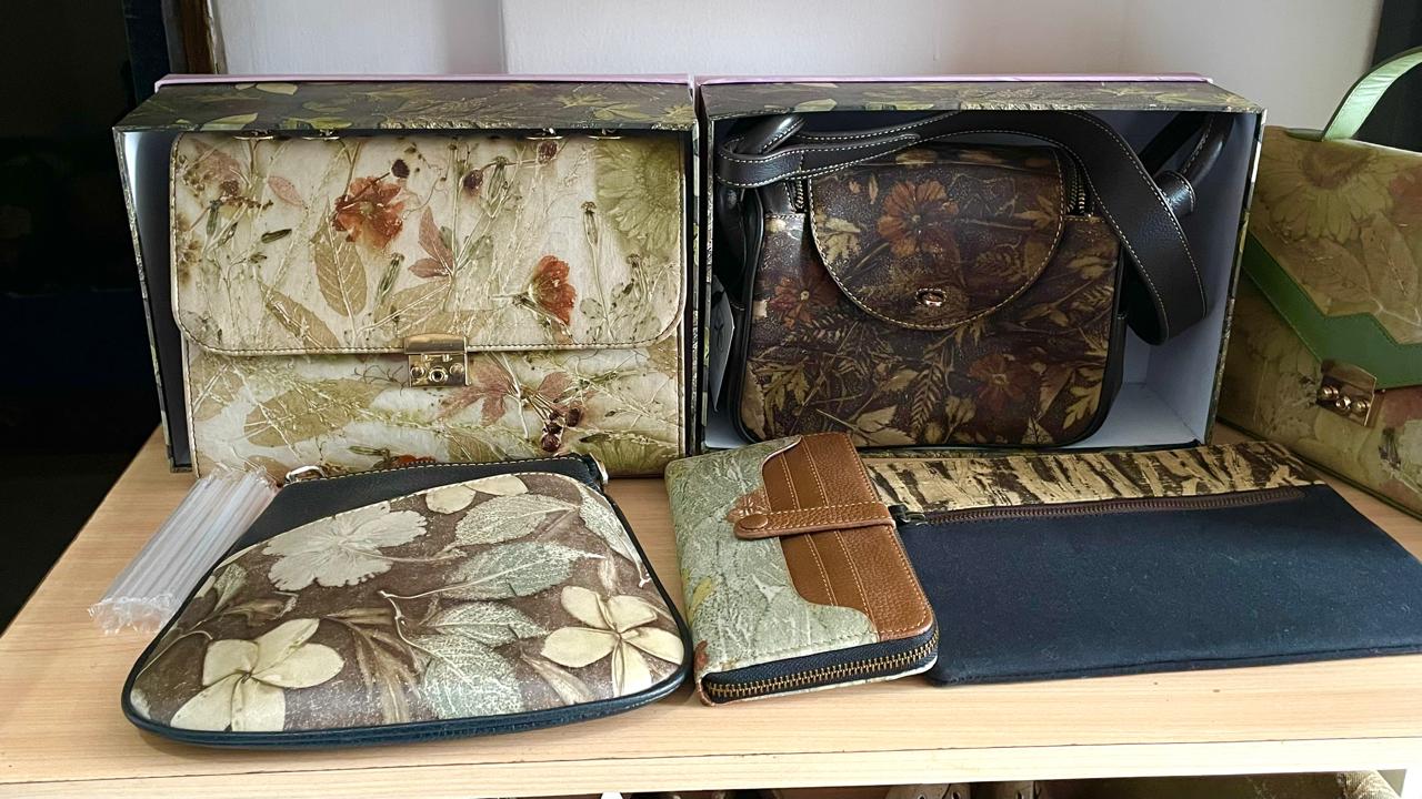 Tas eco print hasil kerajinan dari Rumah Batik Berau, saat ditemui Berau Post, Rabu (16/7). (NADYA ZAHIRA/BERAU POST)