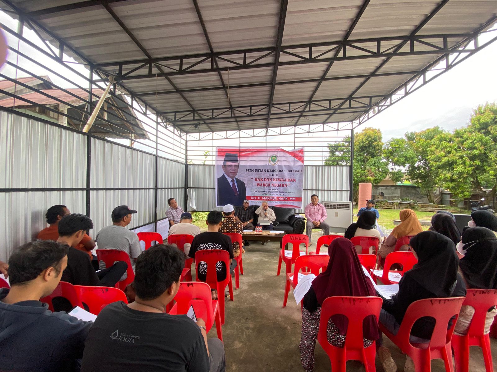 TATAP MUKA: Makmur saat melakukan kegiatan sosialisasi PPD ke-6, kemarin. (ARTA KUSUMA YUNANDA/BP)