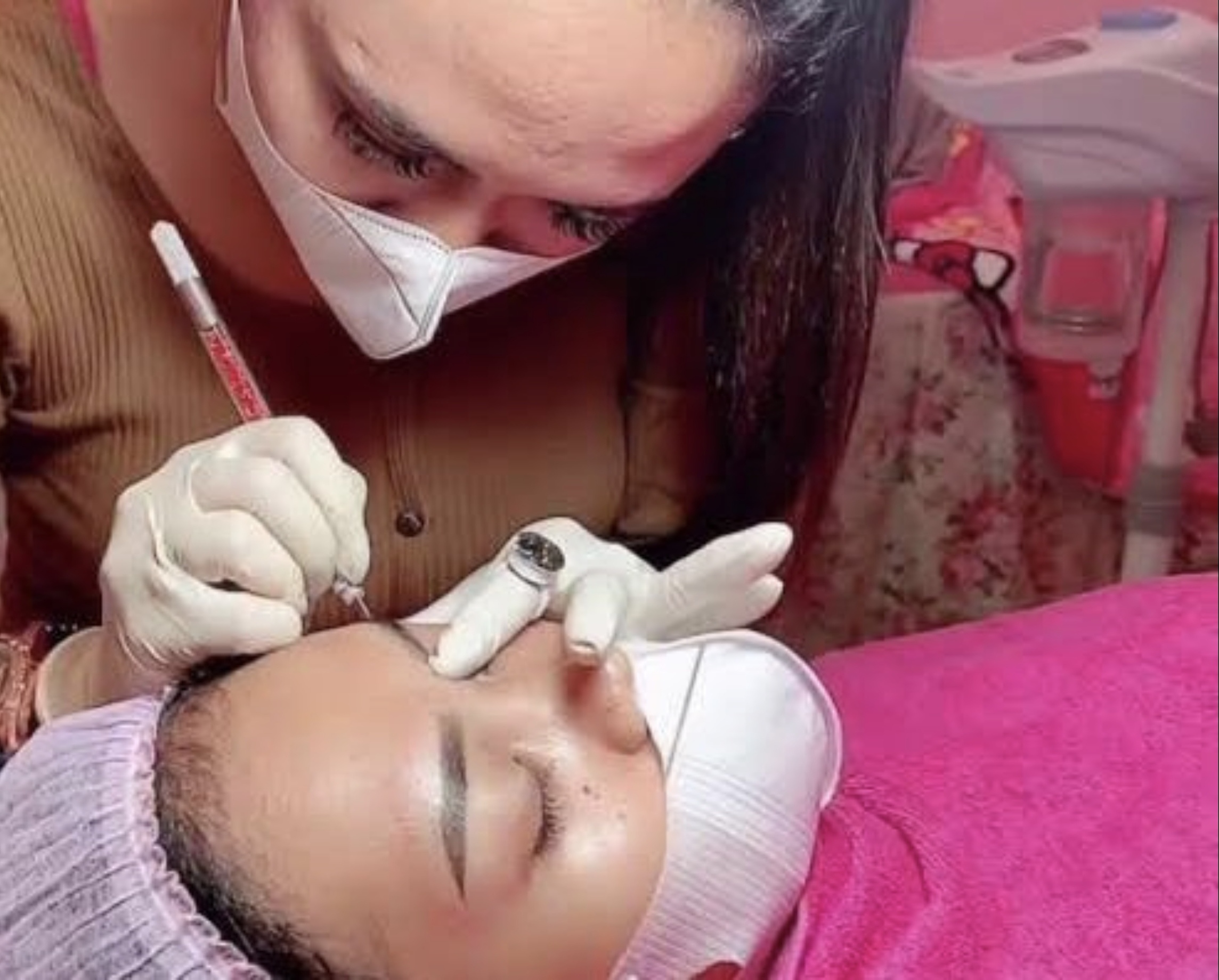 Treatmen sulam alis di Studionya, Amora Beauty Studio, Berau. (NADYA ZAHIRA/BERAU POST)
