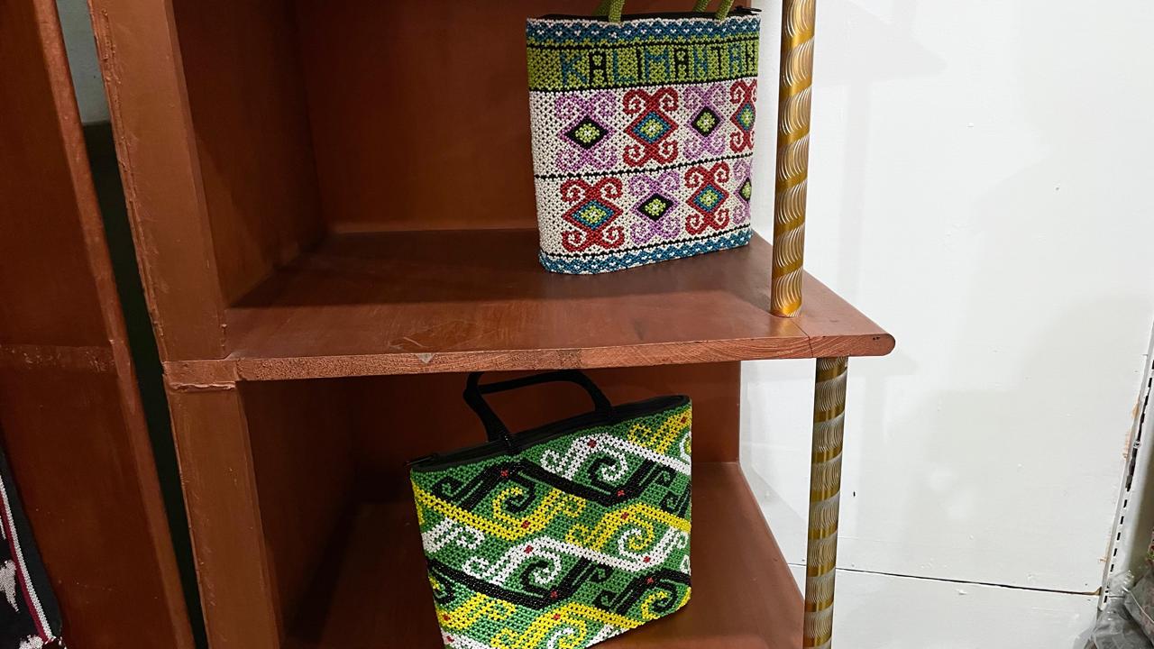 Salah satu tas anyaman manik Dayak Berau milik Toko Basinang Oleh-Oleh Berau. (NADYA ZAHIRA/BERAU POST)