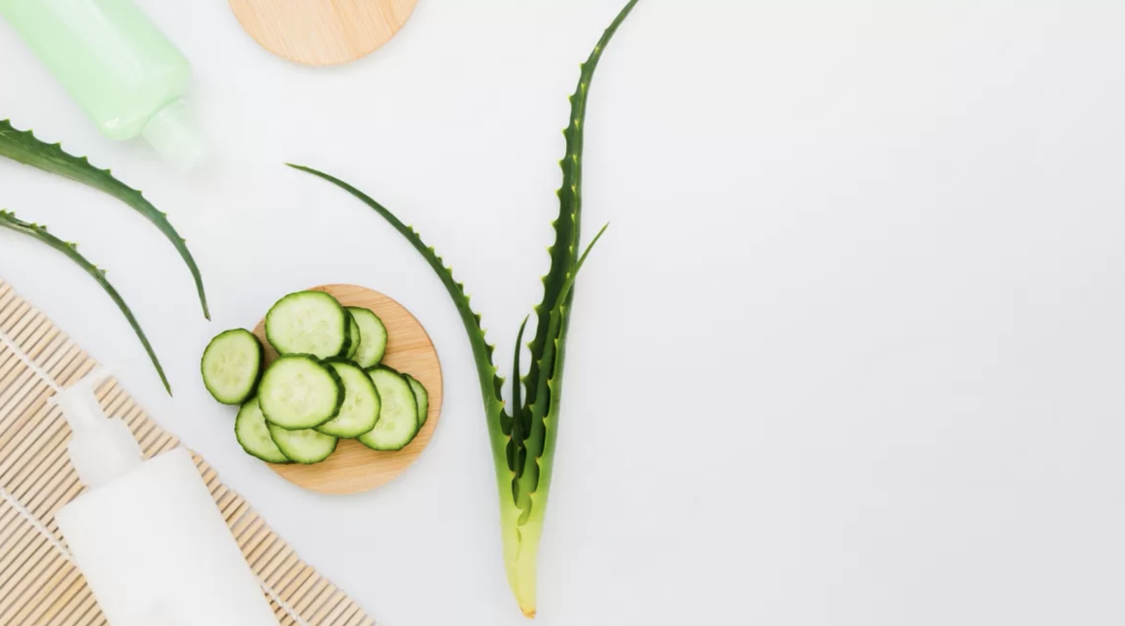 Menggunakan masker lidah buaya adalah salah satu cara mengatasi jerawat batu dengan bahan alami. (Freepik)