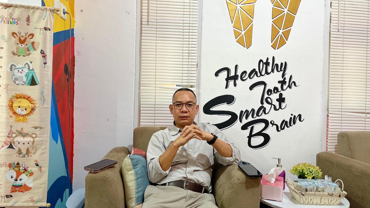 drg. Rustan Ambo saat ditemui Berau Post, di Klinik Gigi, Dentsmart Dental Care Specialist, Tanjung Redeb, Senin (21/7). (NADYA ZAHIRA/BERAU POST)