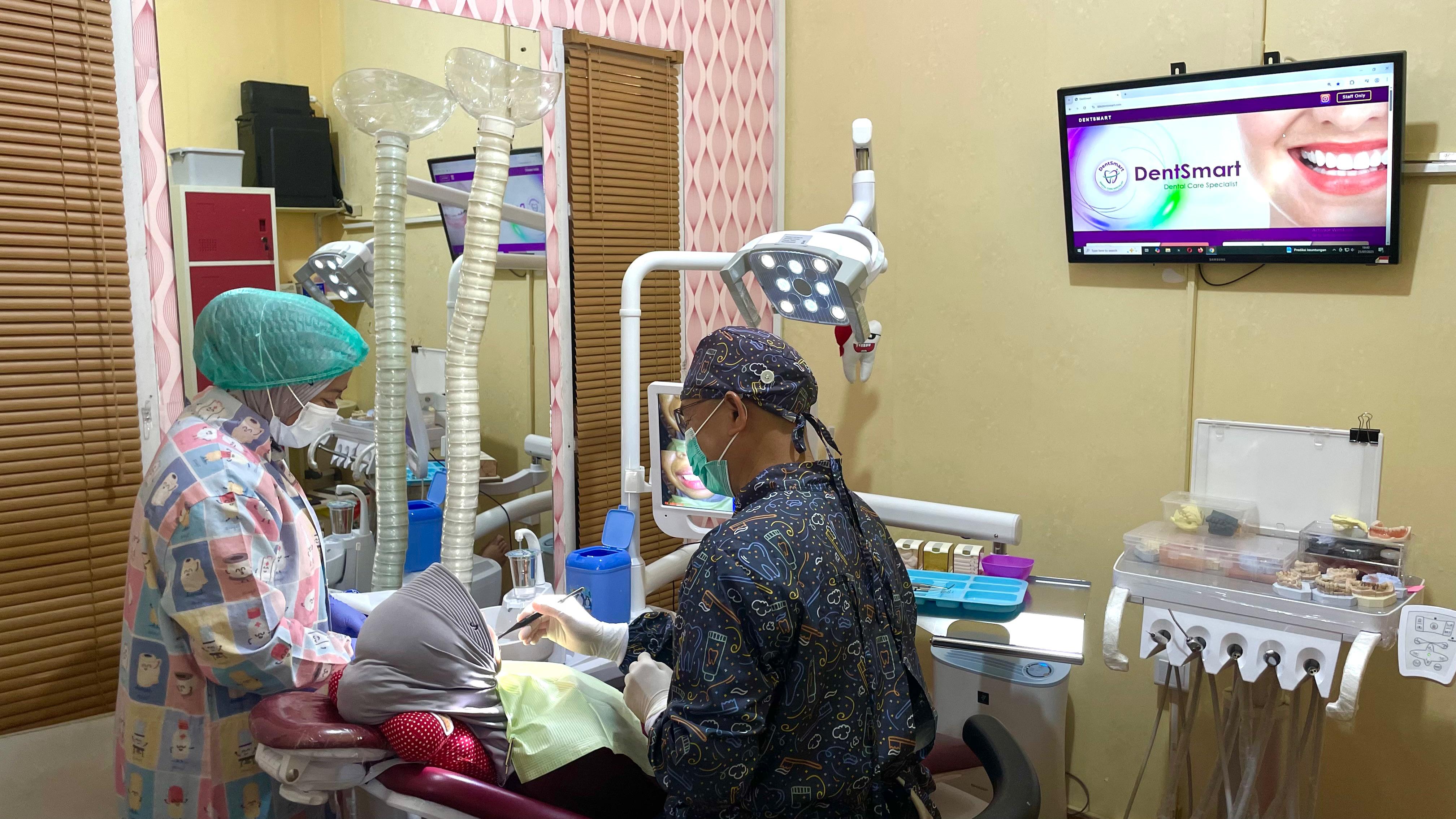 Proses perawatan gigi yang dilakukan drg. Rustan Ambo di Klinik Gigi, Dentsmart Dental Care Specialist. (NADYA ZAHIRA/BERAU POST)