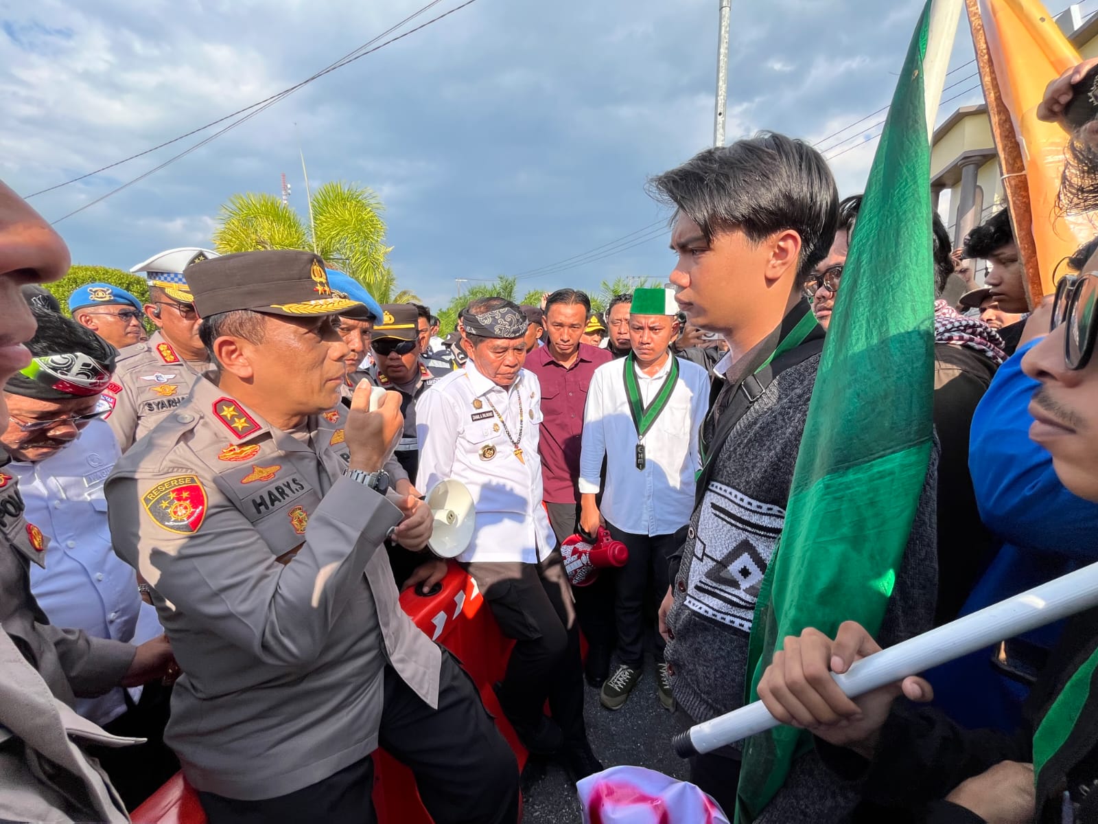 TEMUI MAHASISWA: Kapolda Kaltara Irjen Pol Hary Sudwijanto beberkan kasus yang ditangani Polda kepada mahasiswa, khususnya yang menyangkut kasus di tubuh Polda Kaltara. (FAISAL/HRK)