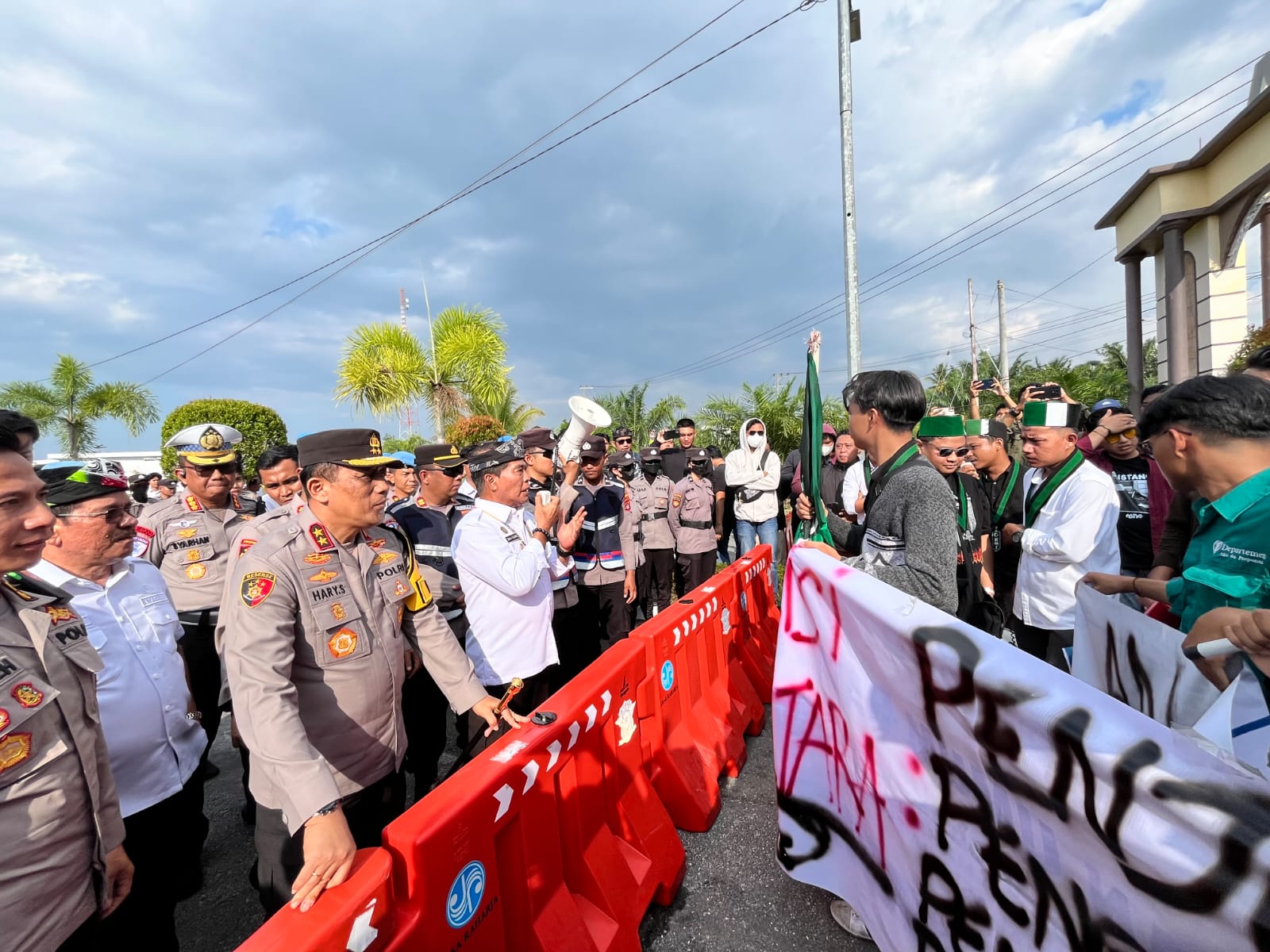 APRESIASI: Gubernur Kaltara Zainal Arifin Paliwang bersama Kapolda Kaltara mengapresiasi yang dilakukan mahasiswa dalam kontrol sosial terhadap peredaran narkotika. (FAISAL/HRK)