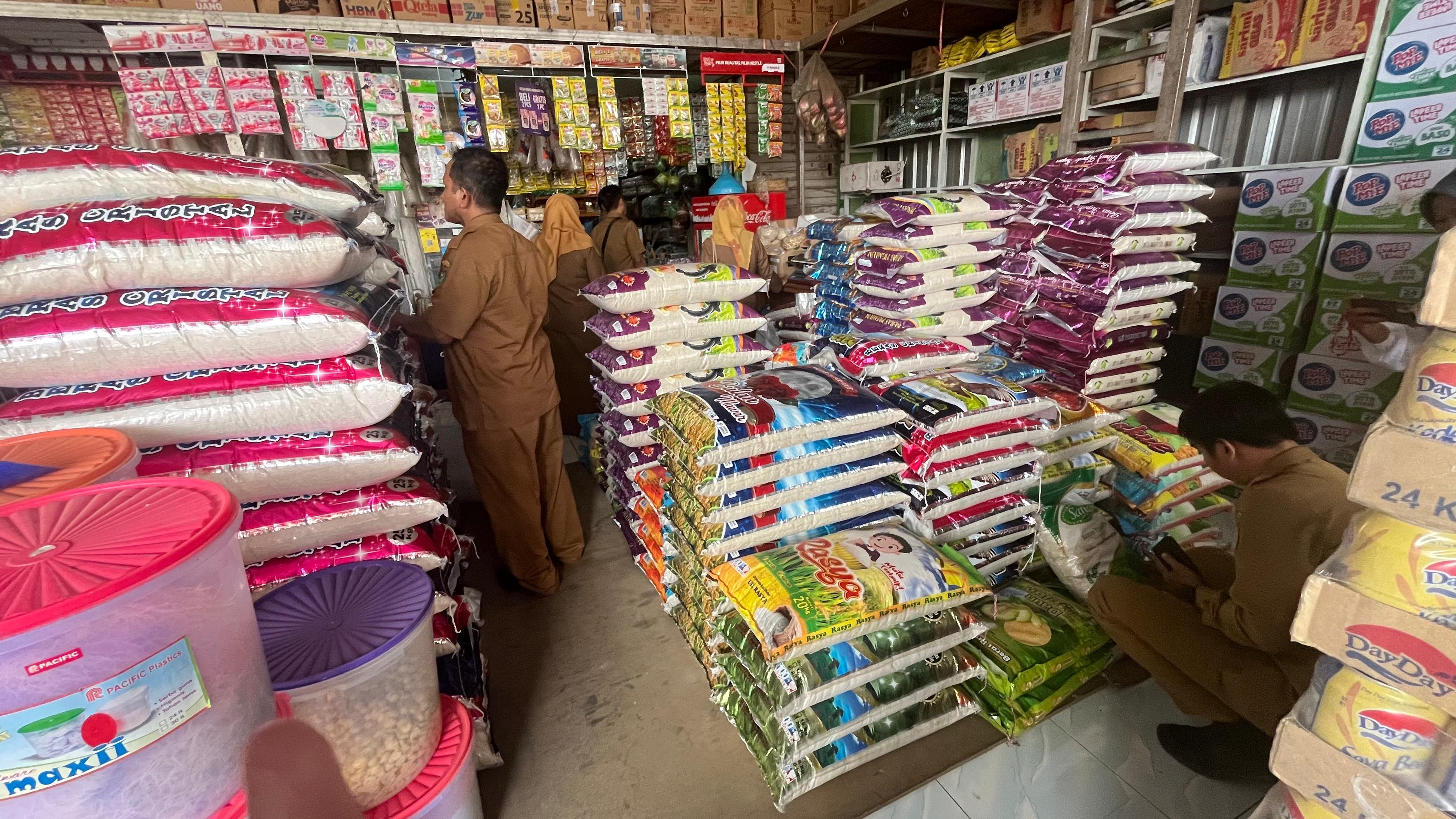 DICEK: Diskoperindag Berau bersama tim turun ke beberapa ritel dan agen di Tanjung Redeb, melakukan pengecekan terkait dugaan peredaran beras oplosan ke Berau. (SENO/BP)