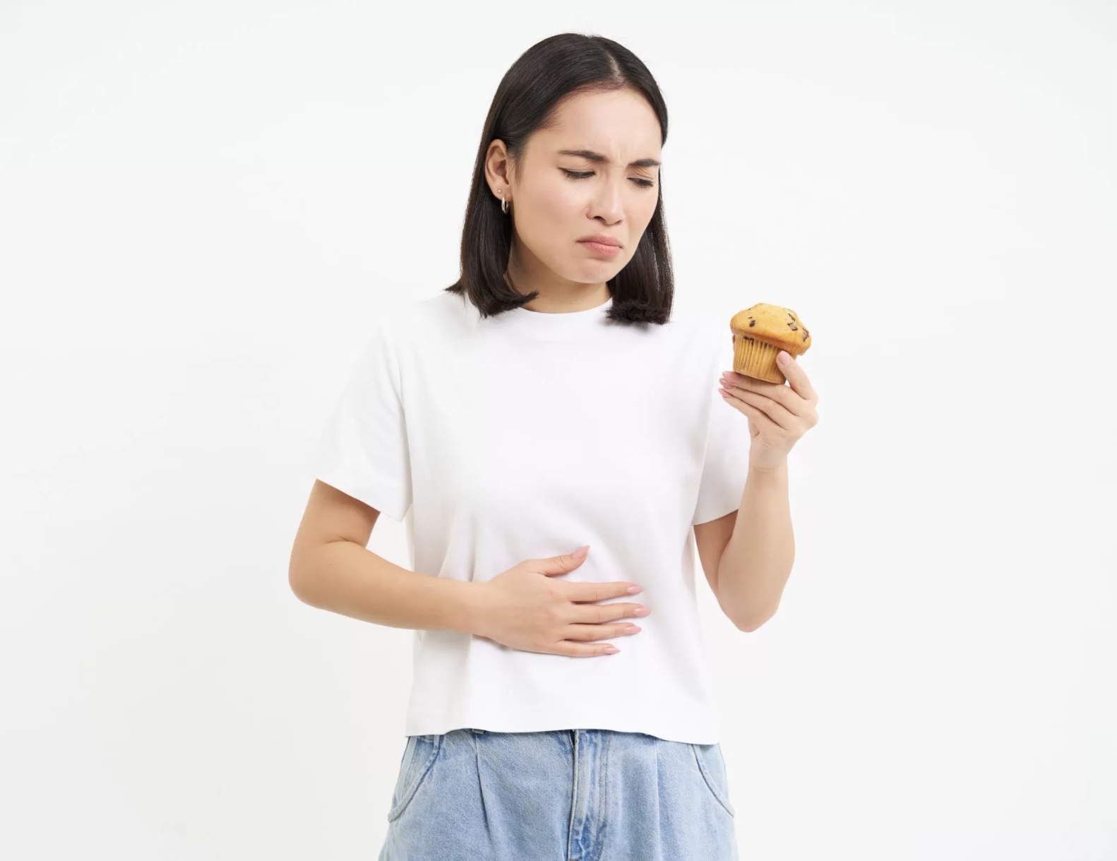 Ilustrasi seorang perempuan merasa tidak nyaman di perut karena sebuah makanan. (Freepik)