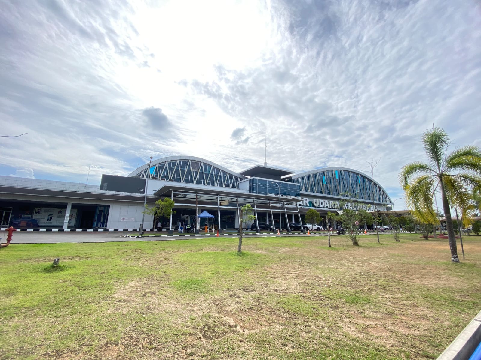 UNTUK KEAMANAN: Bermain layangan di sekitar kawasan Bandara Kalimarau bisa terancam pidana dan denda jika terlanggar. (SENO/BP)