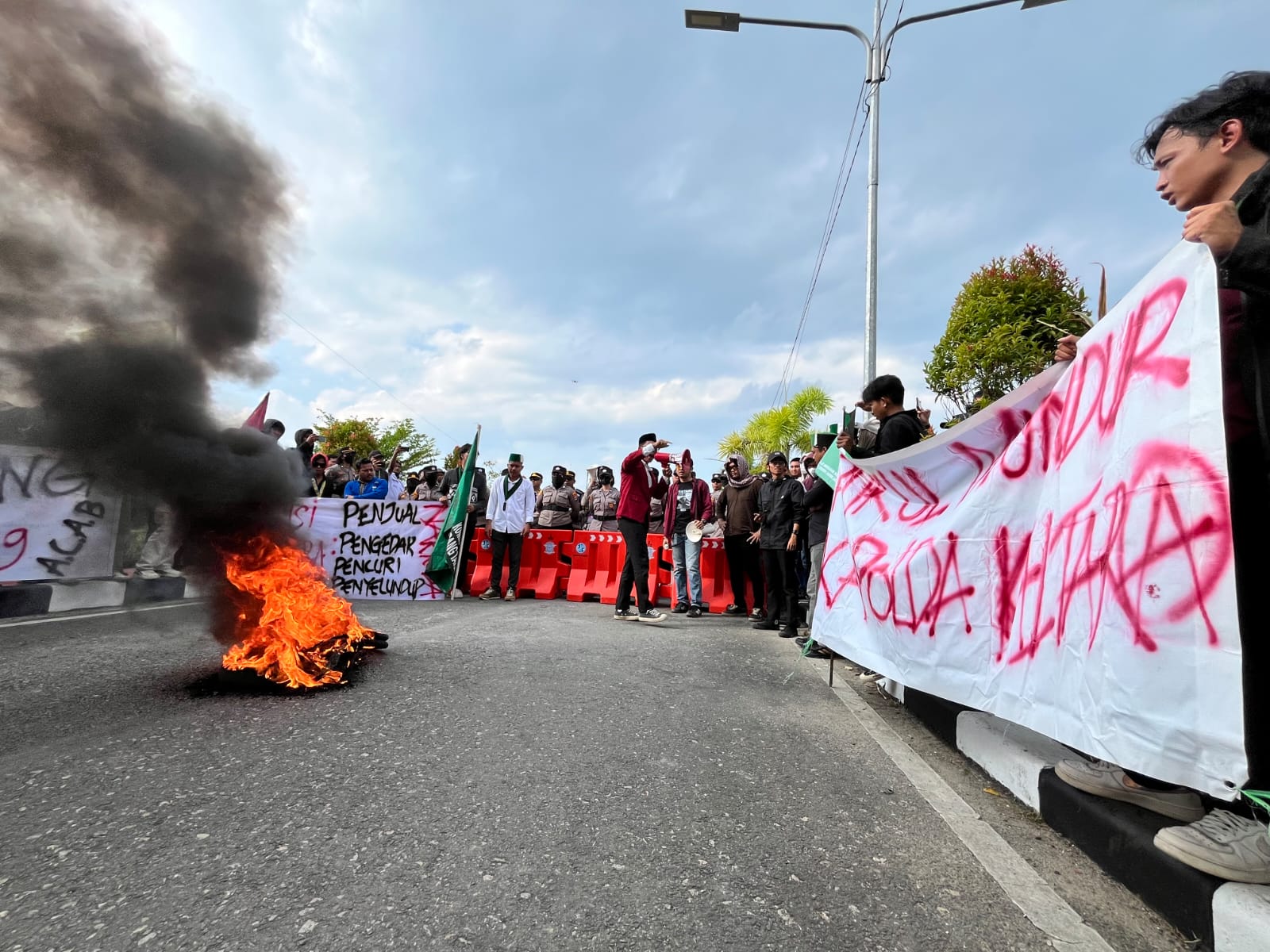 AKSI UNJUK RASA: Sejumlah mahasiswa yang tergabung di Aliansi Cipayung Plus Kaltara menyuarakan terkait penanganan narkoba, Kamis (17/7) lalu. (FAISAL/HRK)