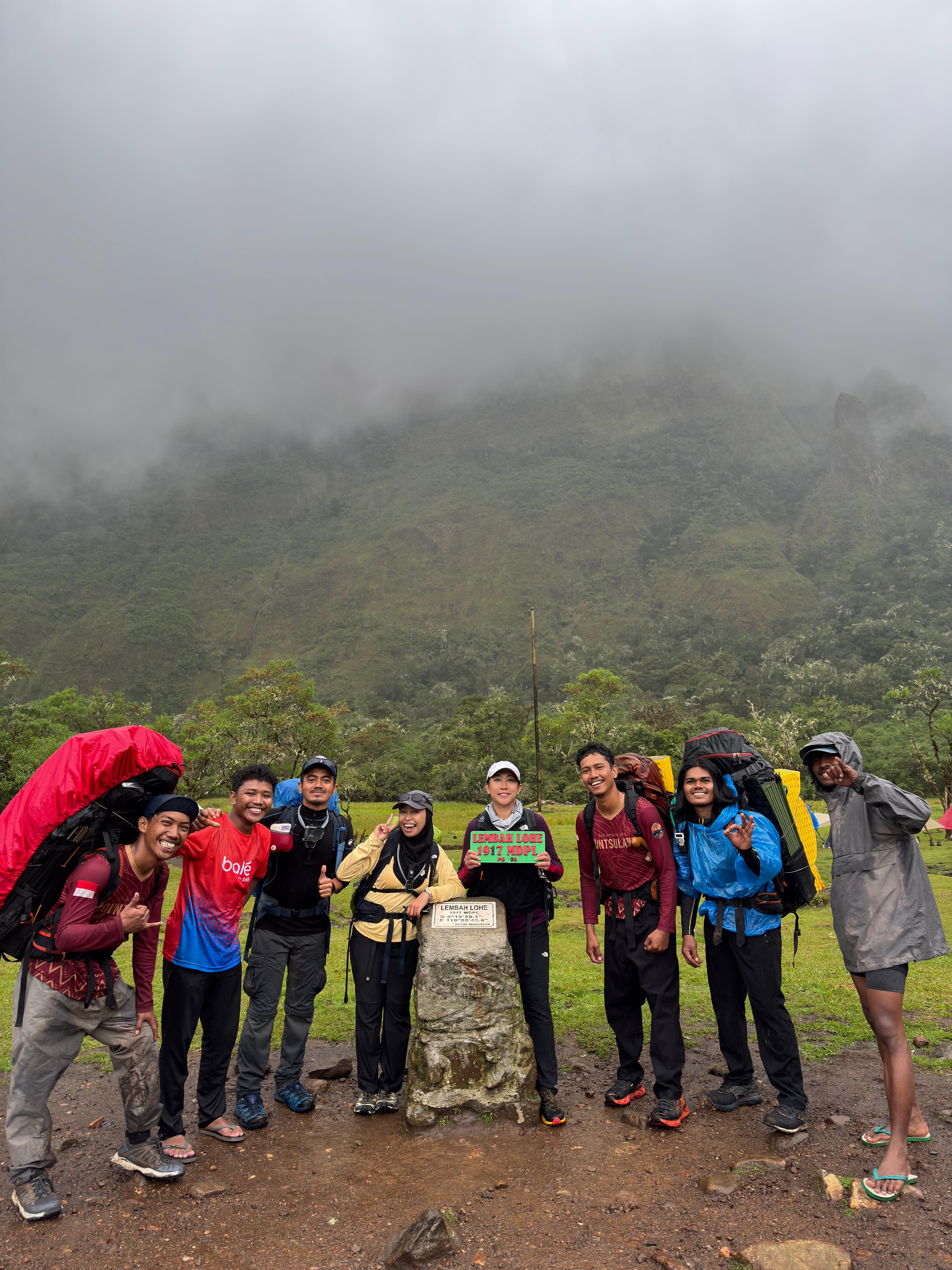 MISSION COMPLETE: Imelda beserta tim saat sampai di puncak Lembah Lohe. (DOK PRIBADI)